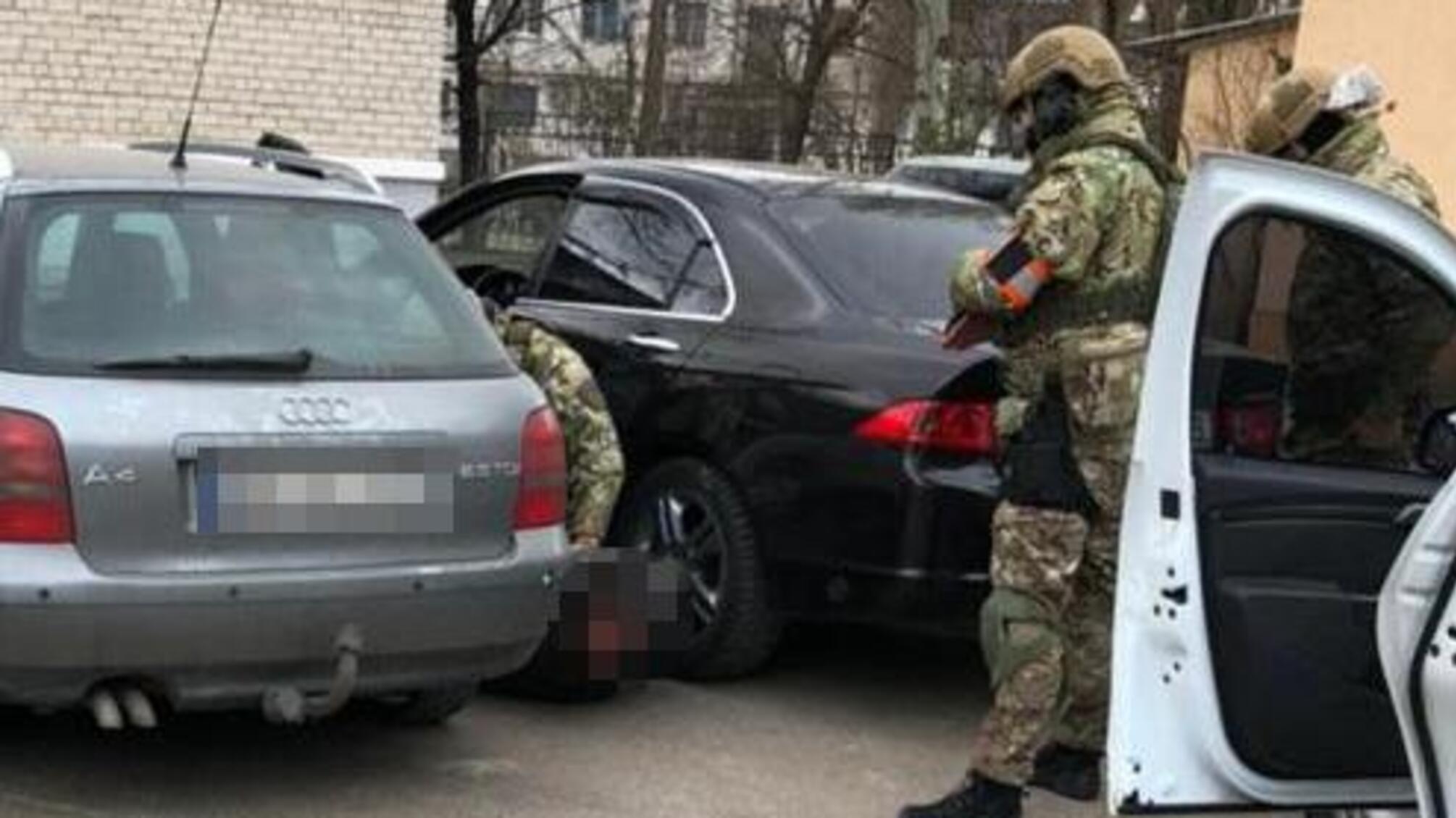 На Луганщині поліція викрила групу наркозбувачів, які вирощували коноплі у будинку