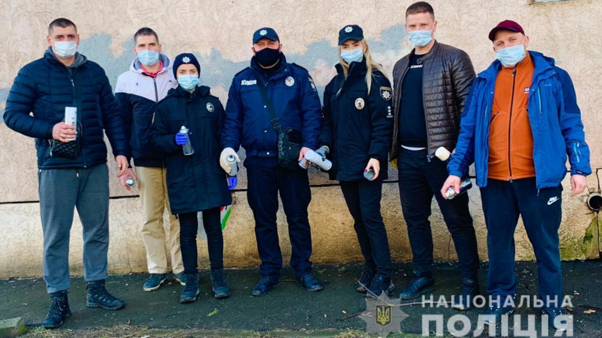 Одеські поліцейські разом з містянами провели захід з ліквідації реклами наркотиків