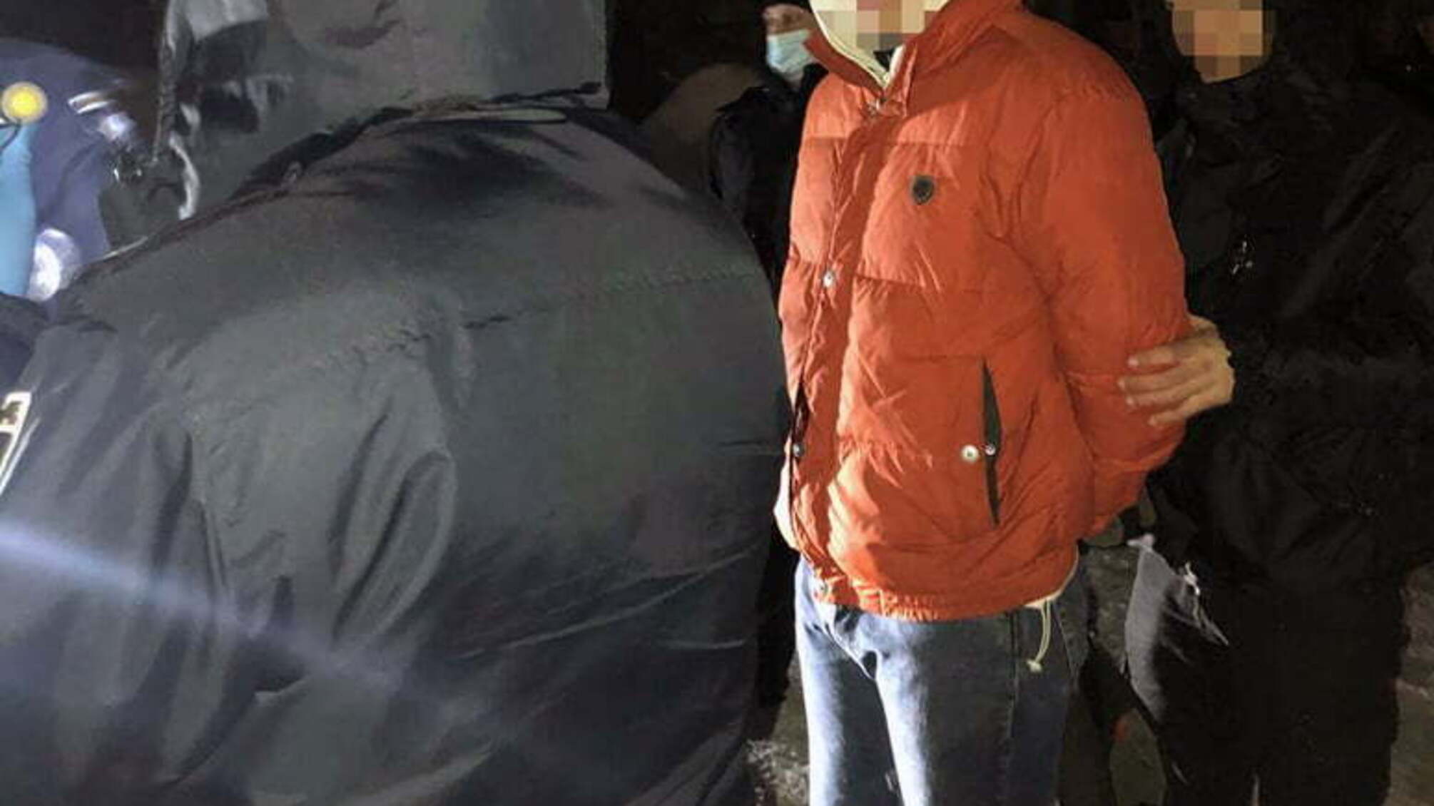 У Києві дільничні офіцери поліції затримали чоловіка з наркотиками на 1,5 мільйона гривень