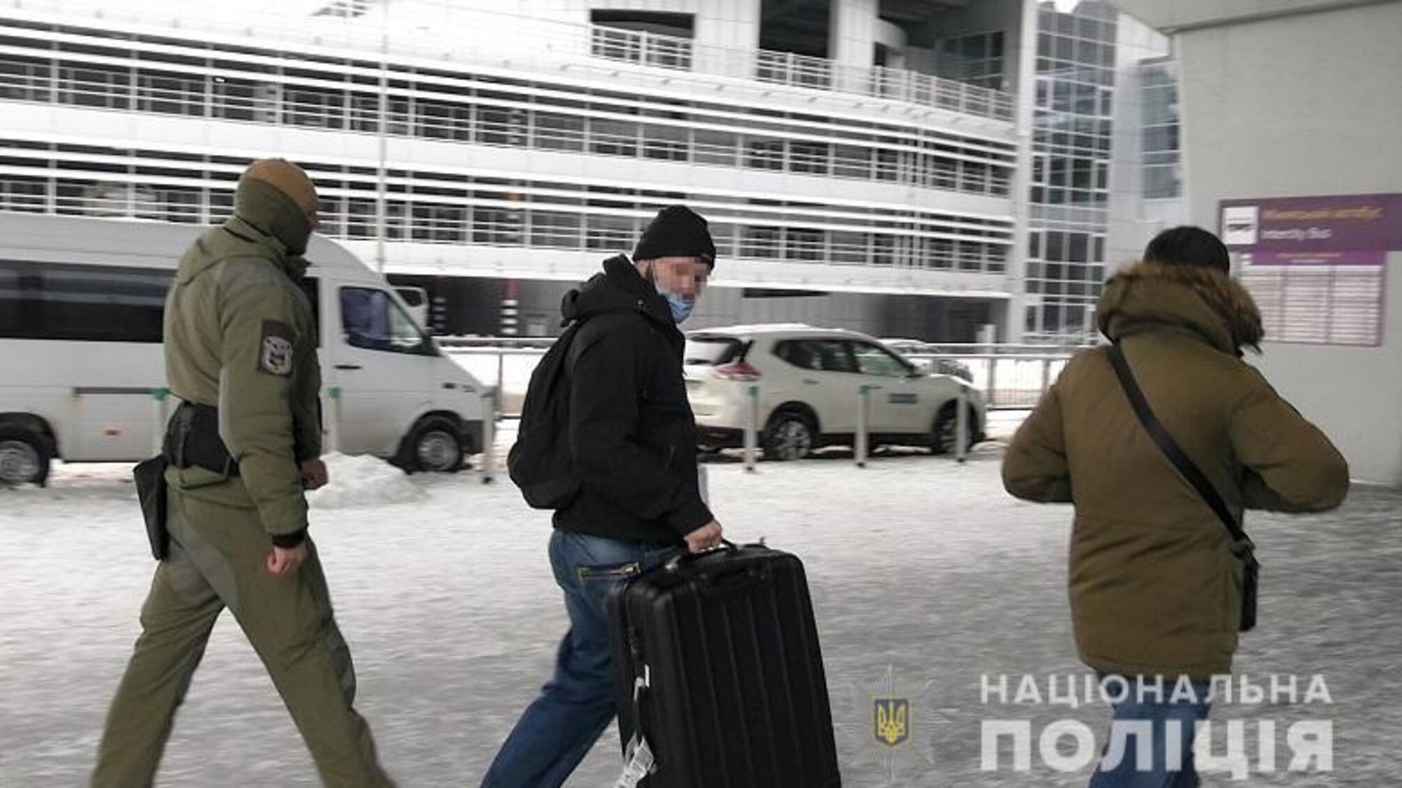 Поліцейські Києва видворили з України іноземця із кримінальною біографією
