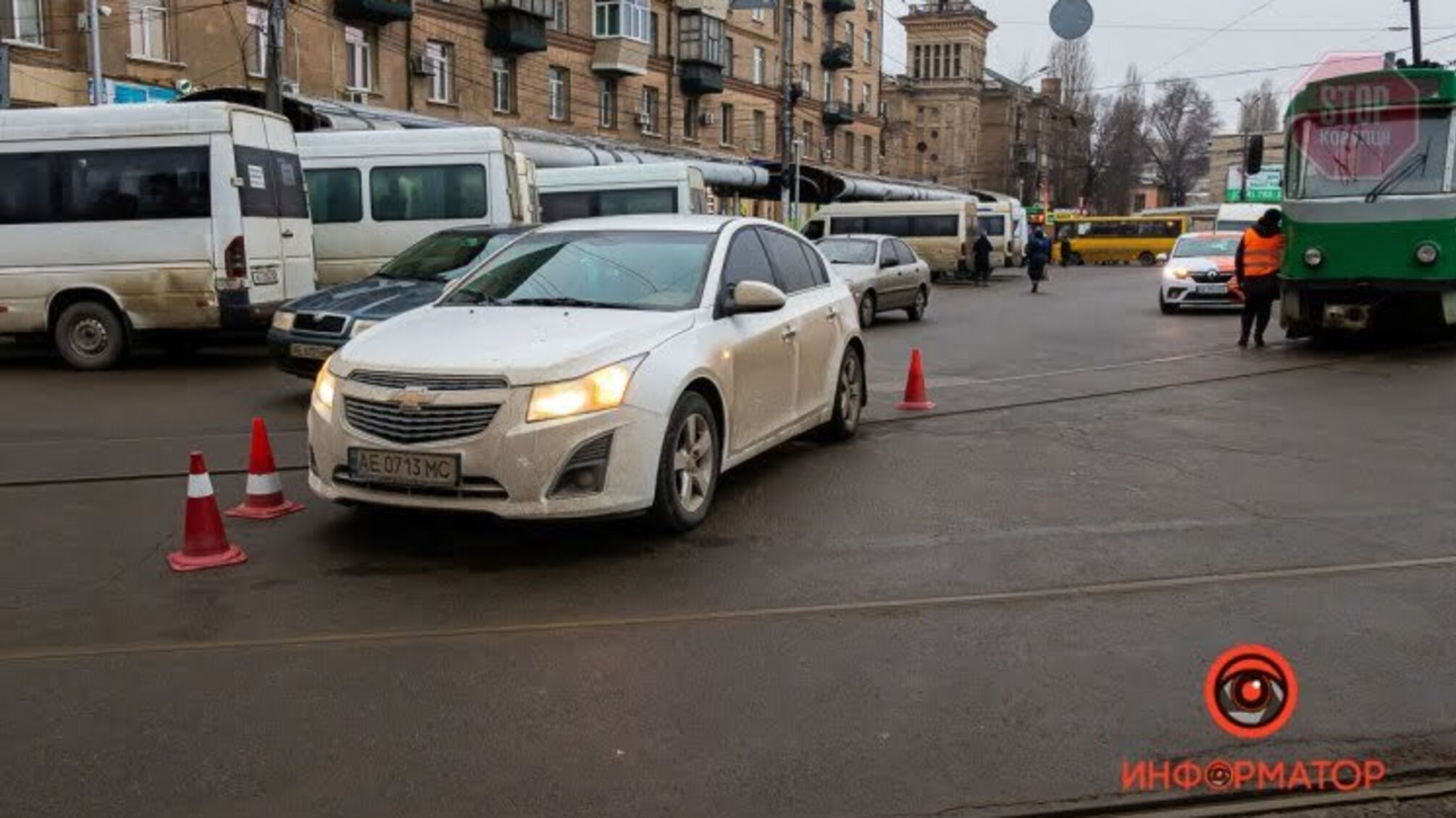 Новини Дніпра: у місті легковик збив водія маршрутки (фото)