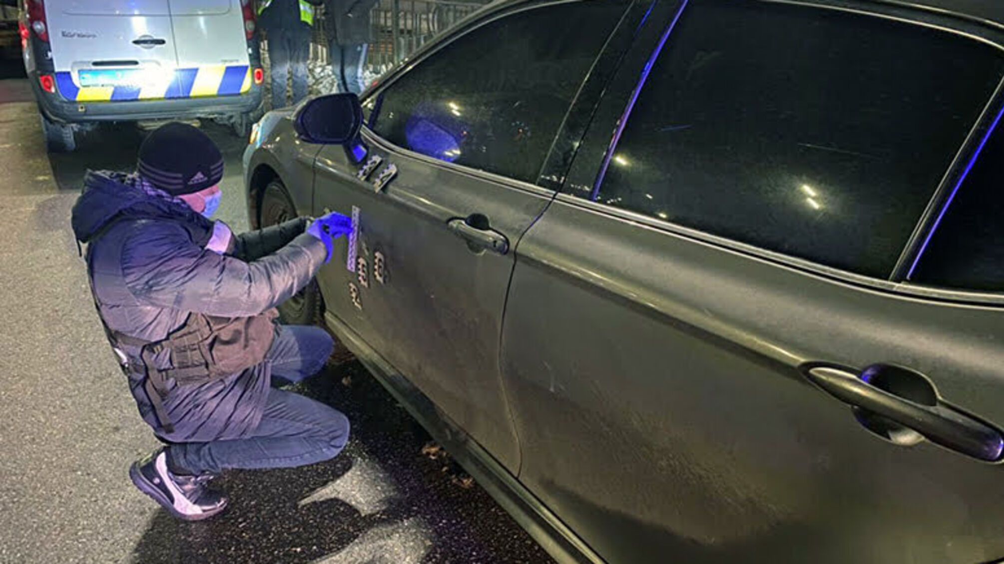 У Києві спецпризначенці та оперативники затримали осіб, які обстріляли авто на Оболоні