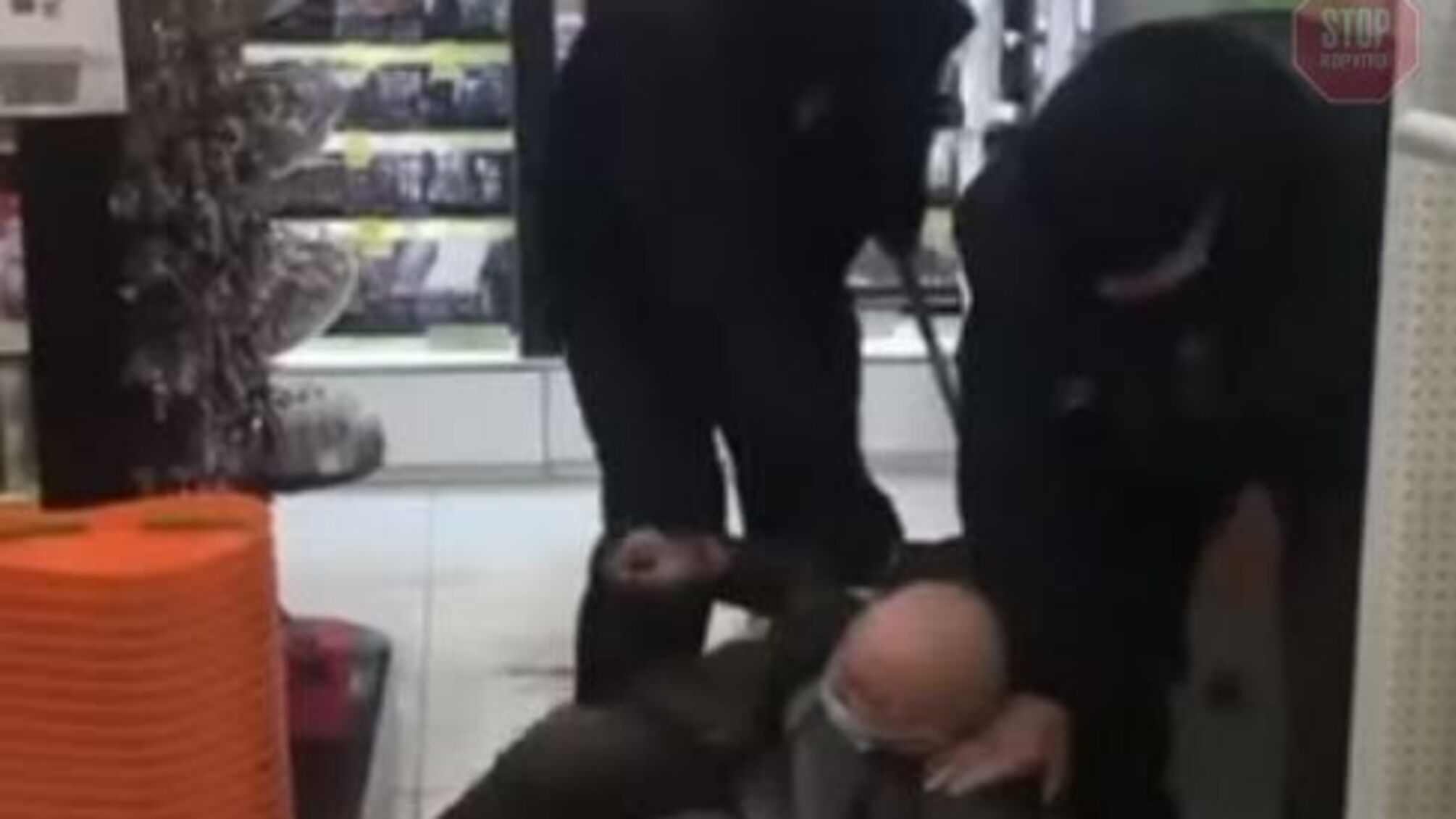 В Житомире охранники магазина жестоко избили мужчину, который зашел внутрь согреться(видео)