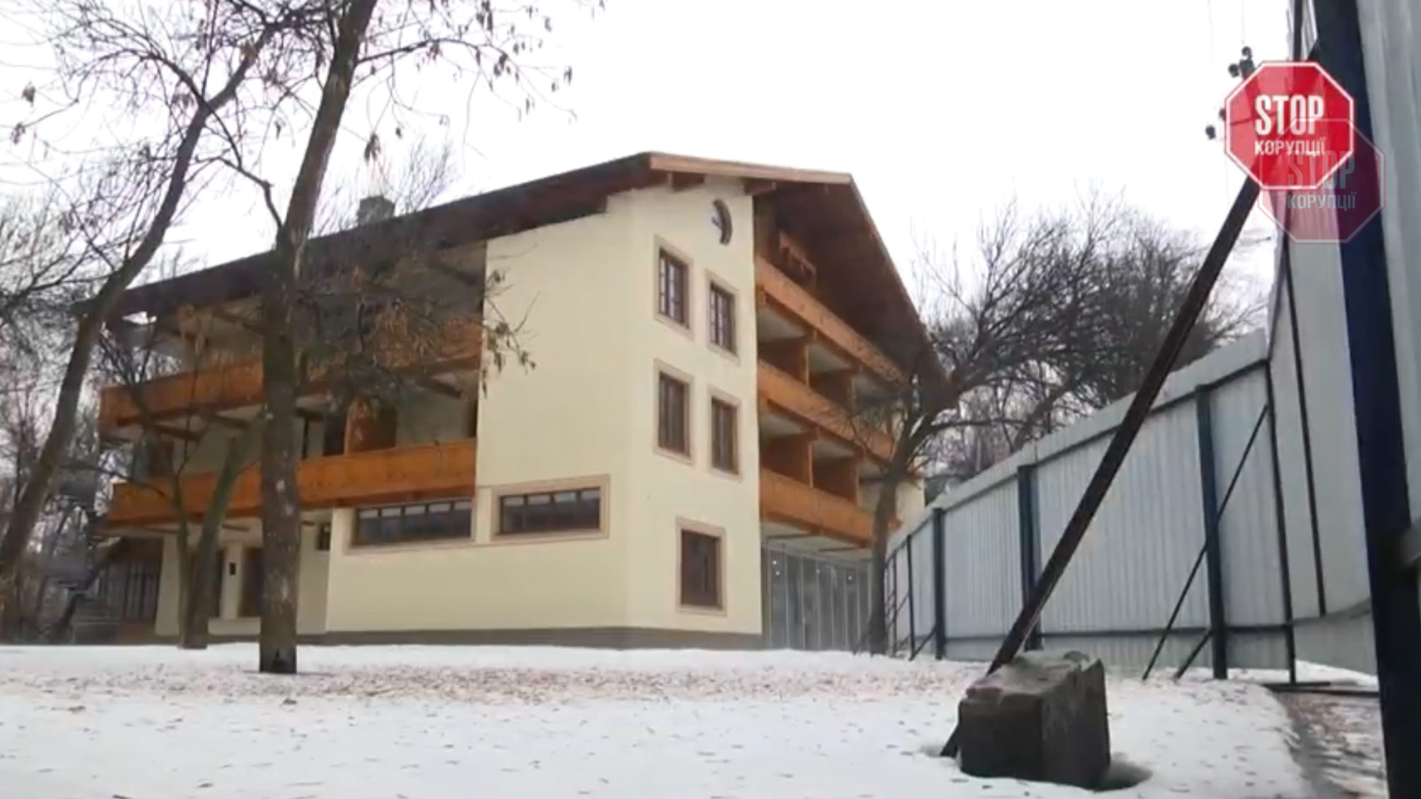 Святогірські активісти відстояли готель, що «висить у повітрі»