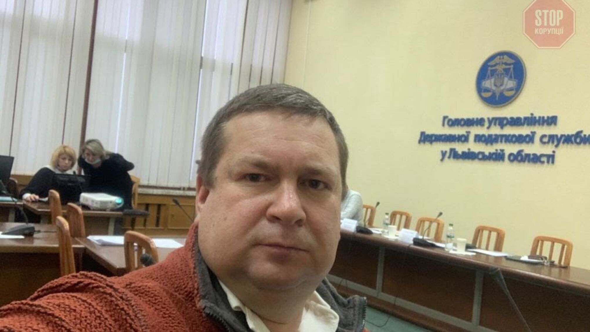 Чарка замість маски: в держустановах Львова коронавірус «виганяють» алкоголем (відео)