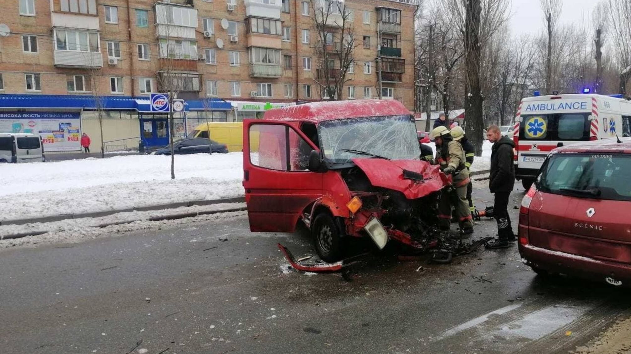 м.Київ: Рятувальники деблокували потерпілого із понівеченого авто