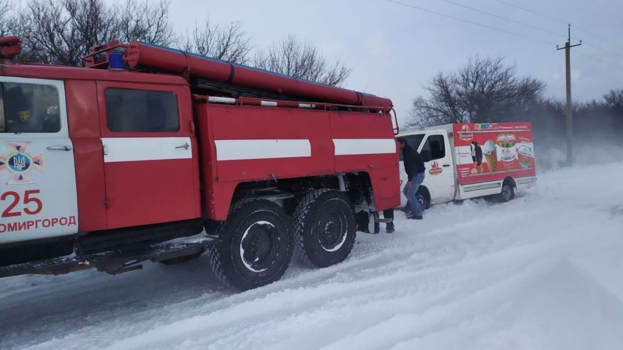 На Кіровоградщині рятувальники надають допомогу водіям, що потрапили у складні ситуації на дорогах через негоду
