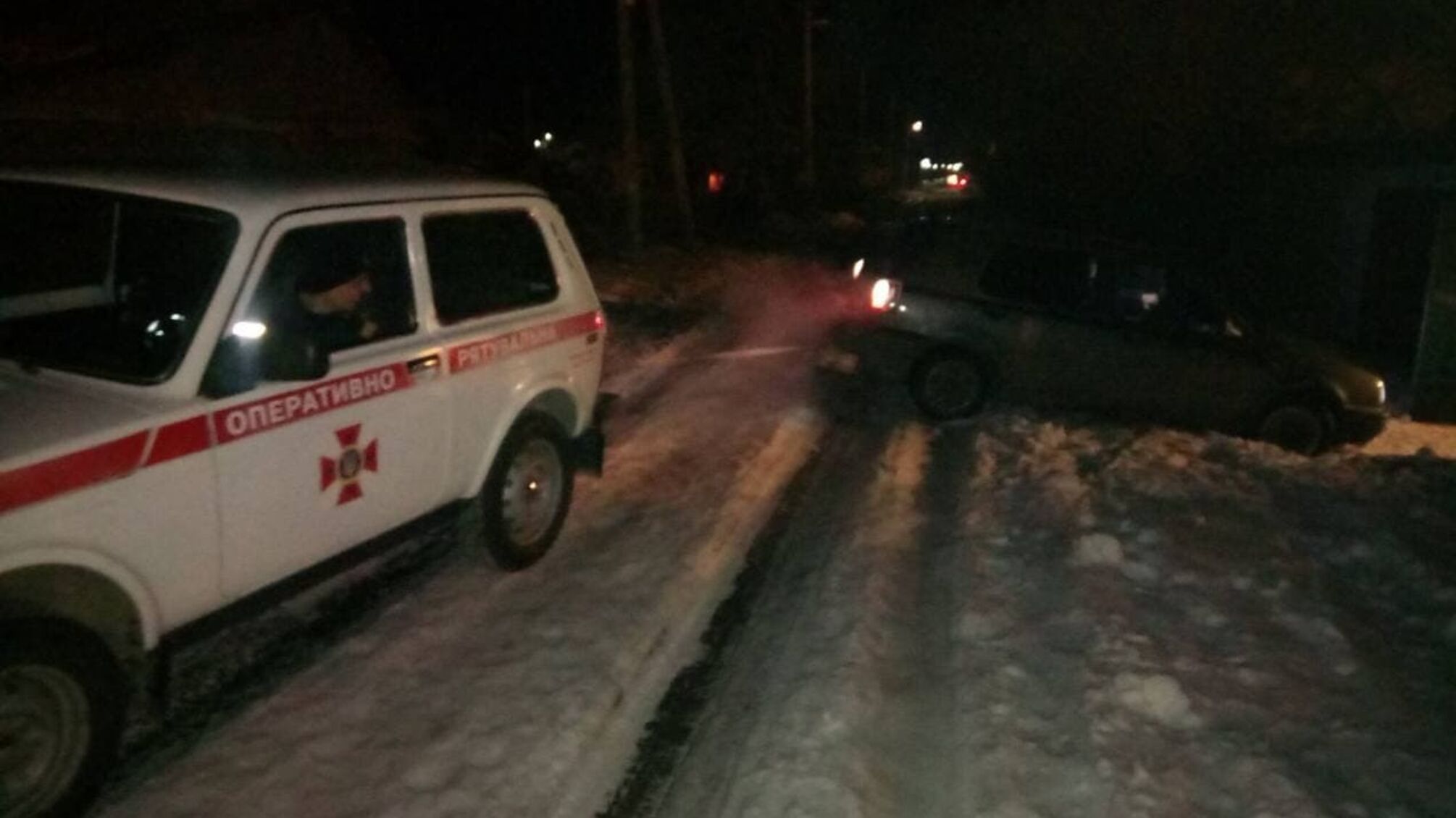 Одеська область: рятувальники вилучили зі слизької ділянки дороги автобус та легковий автомобіль