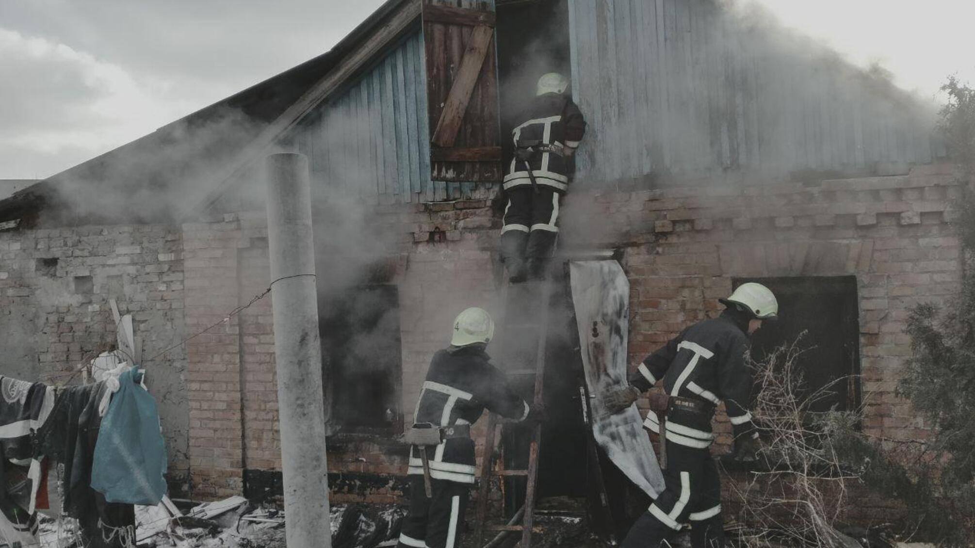 Запорізькі рятувальники двічі залучалися до гасіння пожеж в житловому секторі, у результаті яких загинули люди