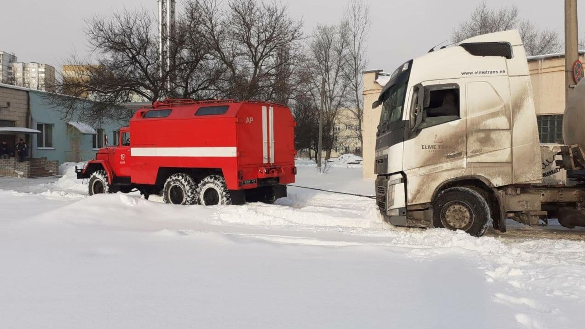 Столичні рятувальники допомогли водієві великогабаритного автомобіля, який потрапив у важку ситуацію на дорозі