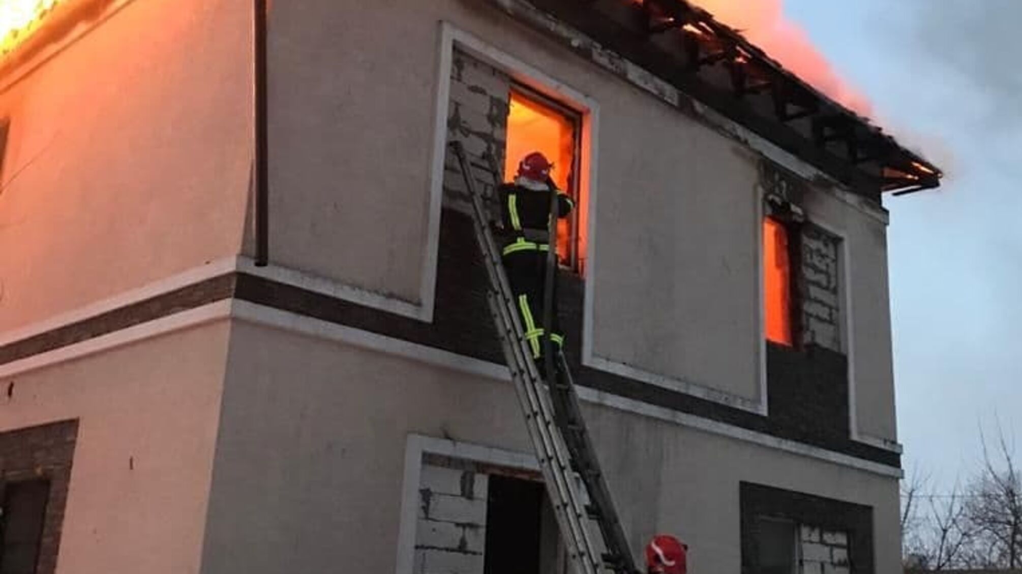 У столиці рятувальники ліквідували пожежу на території приватної садиби