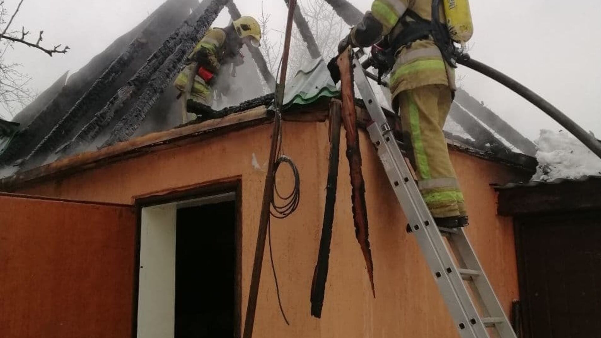 м.Київ: Вогнеборці ліквідували пожежу на території приватної садиби