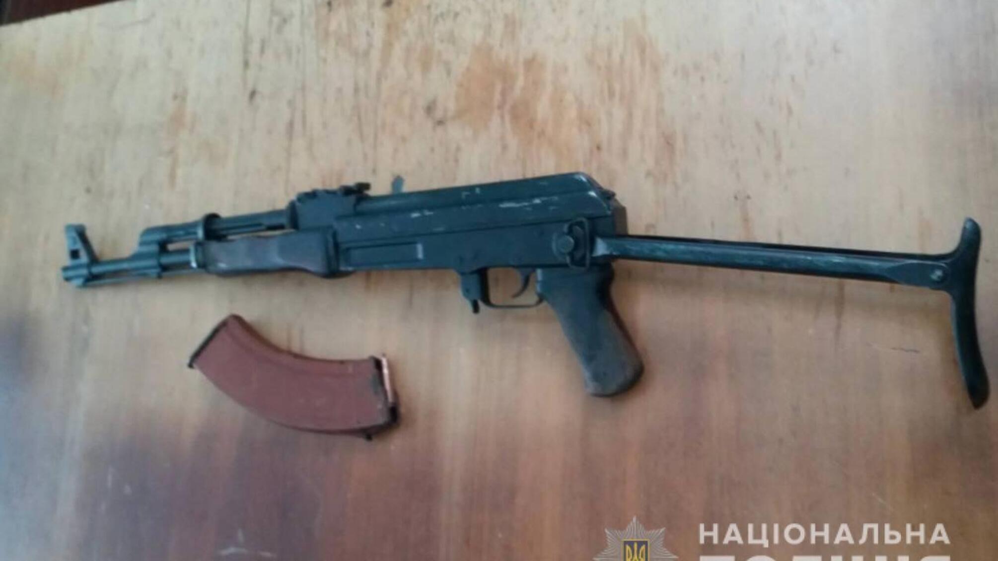 На Рівненщині слідчі повідомили чоловікові про підозру у незаконному зберіганні та збуті зброї