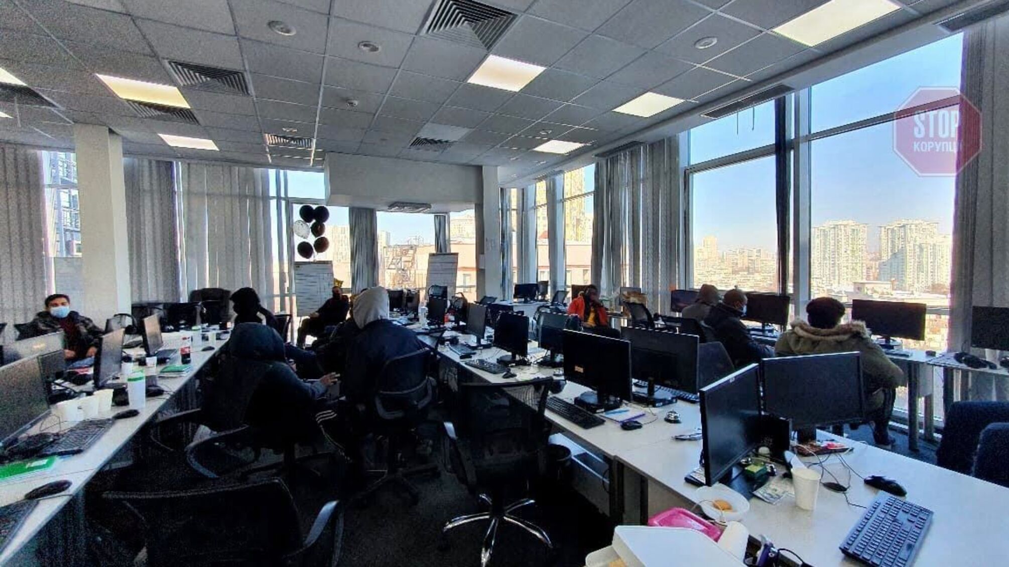 Видовий офіс та сотні працівників: у Києві викрили масштабну шахрайську компанію (фото)