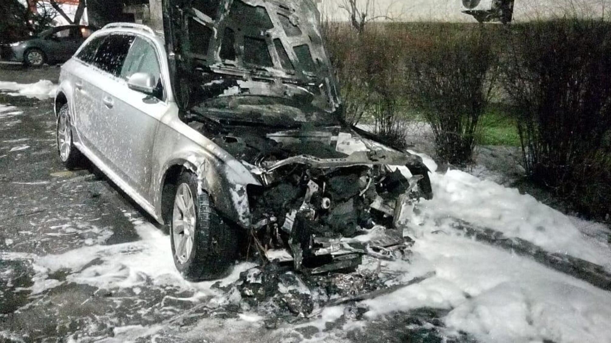 В Южному правоохоронці встановлюють обставини займання автомобіля місцевого жителя