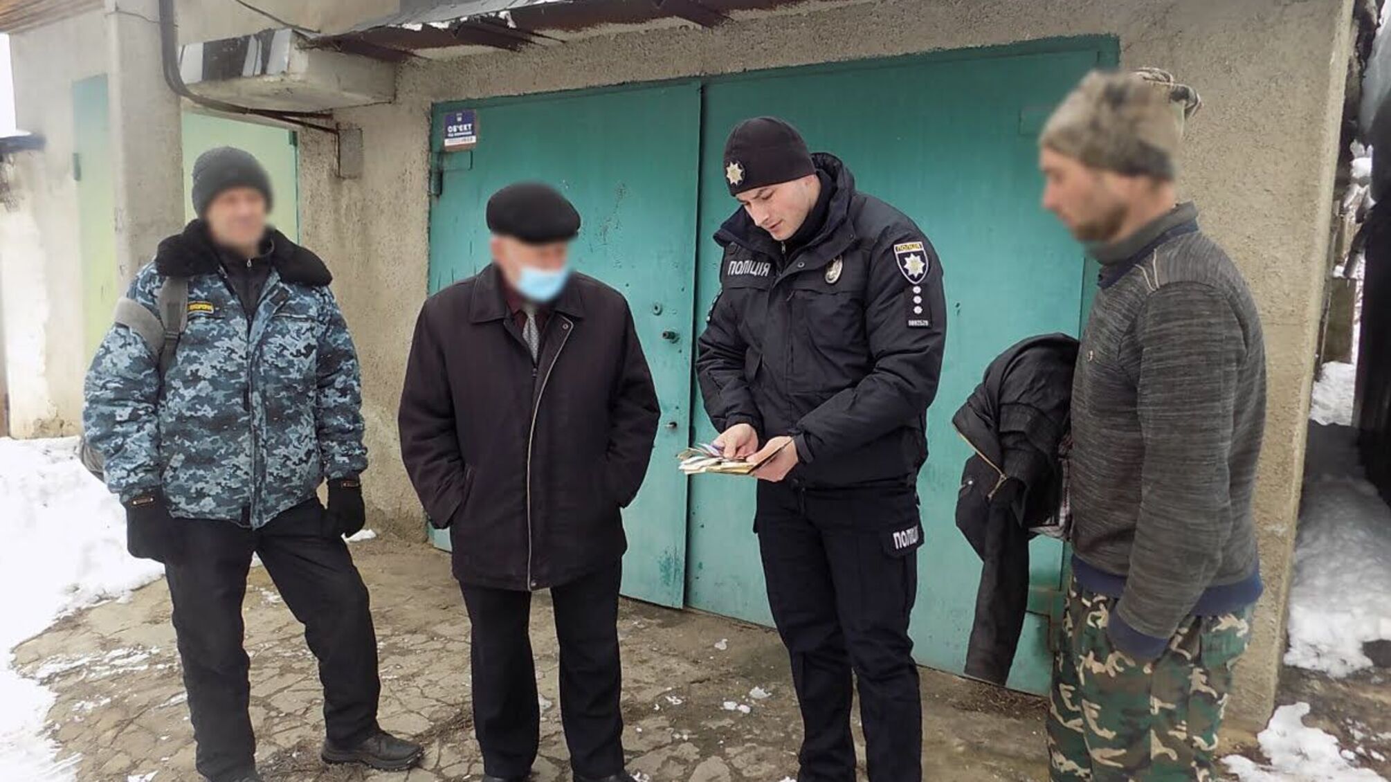 Подільський поліцейський затримав підозрюваного у грабежі, який тікав з місця злочину