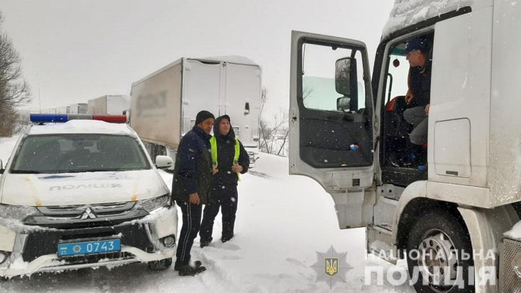 Поліцейські Чернігівщини на засніжених дорогах допомагають громадянам