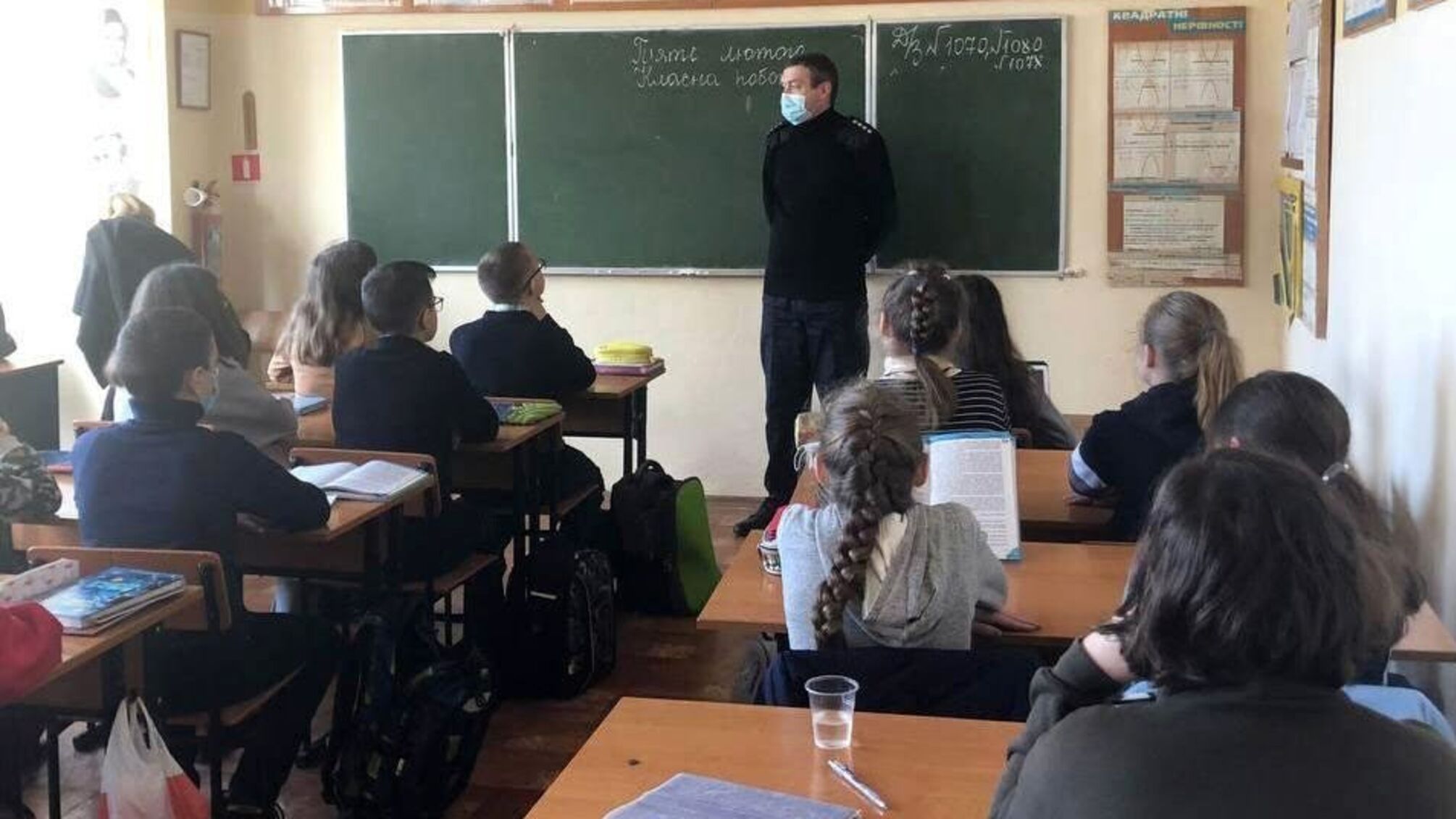 Поліцейські Одещини проводять у закладах освіти заходи щодо профілактики правопорушень серед дітей