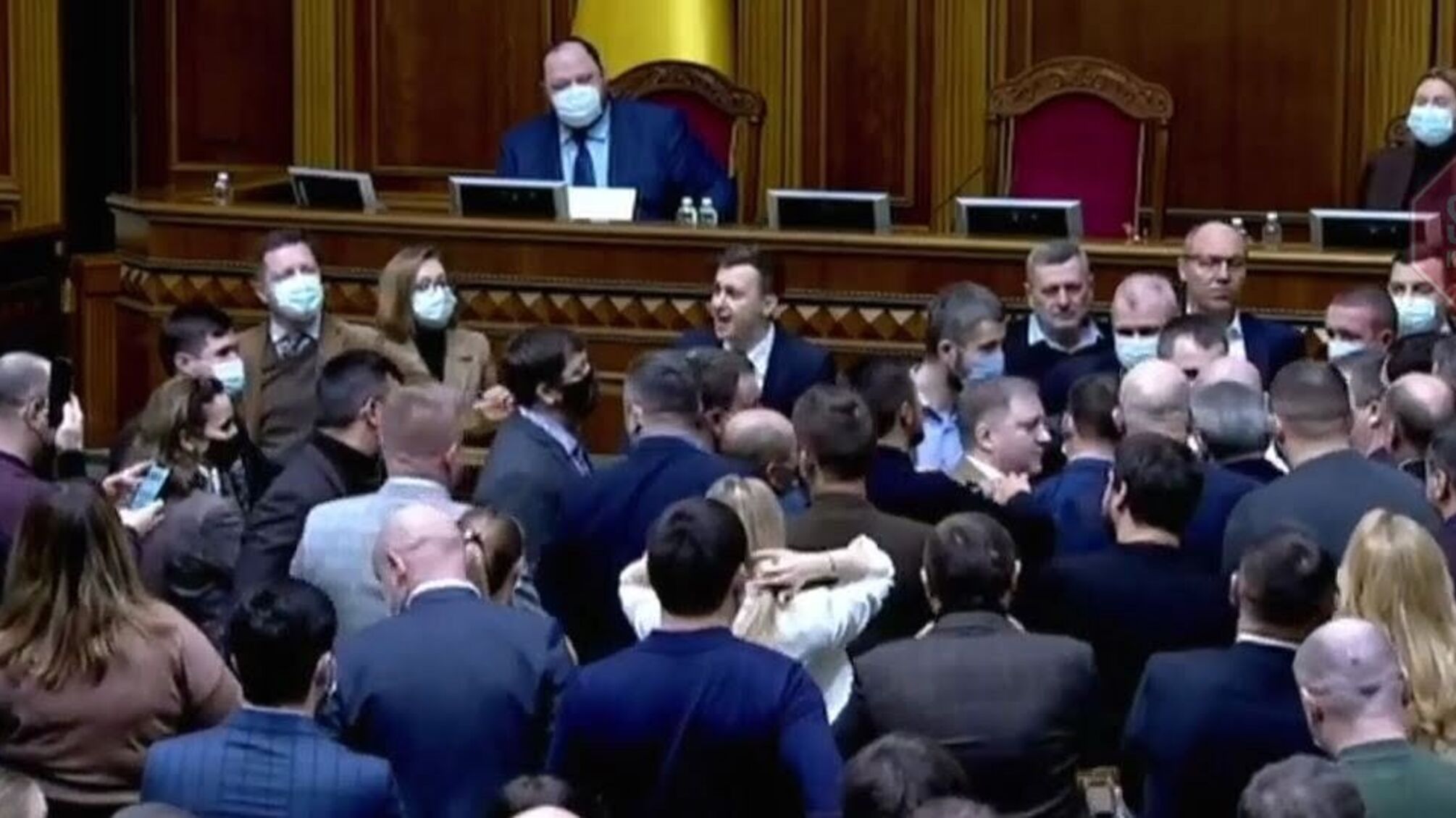 Депутат Лозинский предложил запретить журналистам телеканалов Медведчука входить в Раду после введение санкций