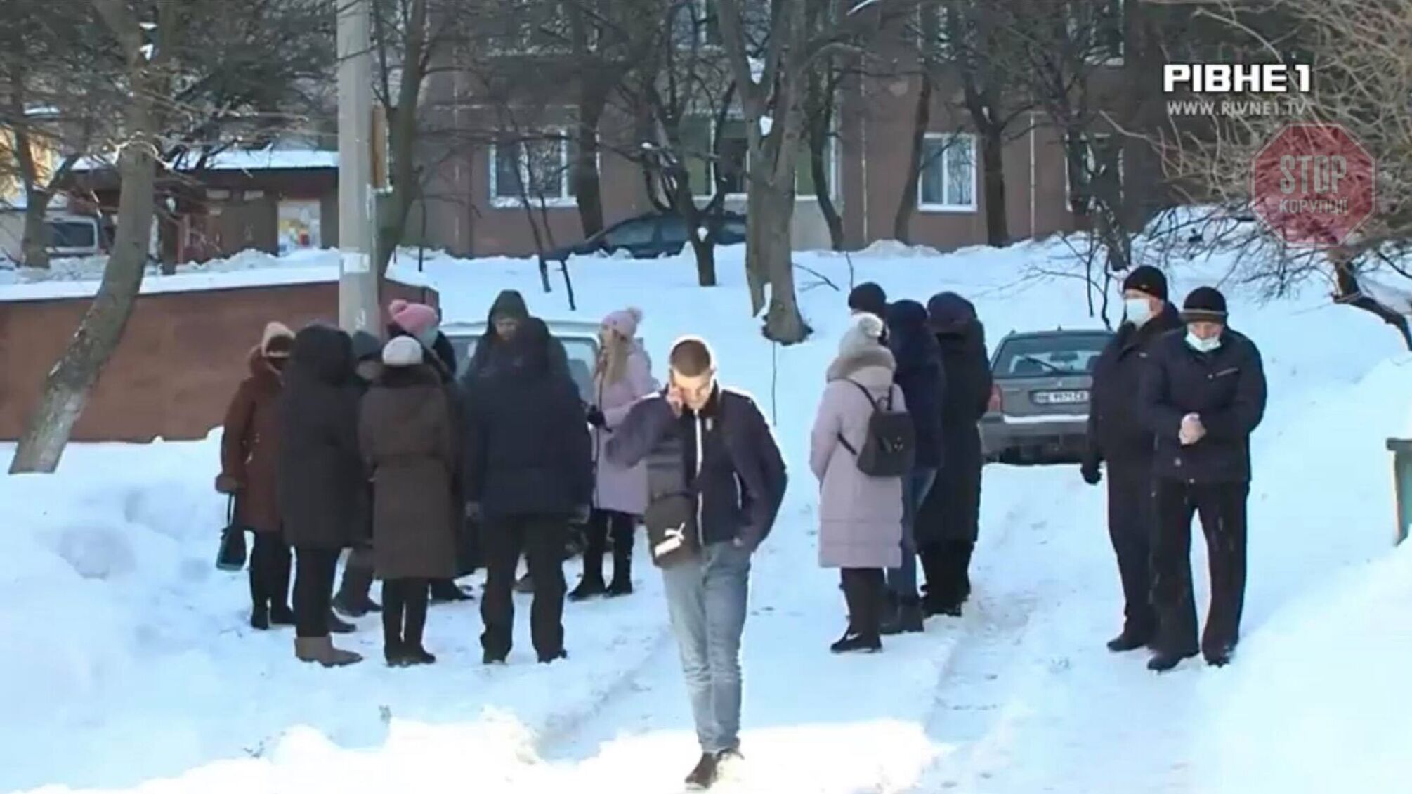 «Плати або вимітайся»: у Рівному продали будинок разом із мешканцями
