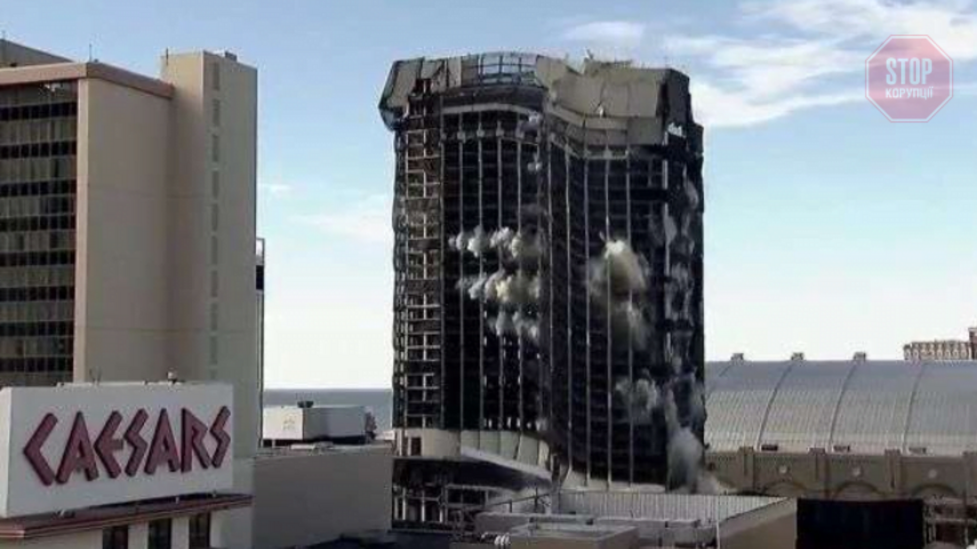 В США взорвали здание Trump Plaza (видео)