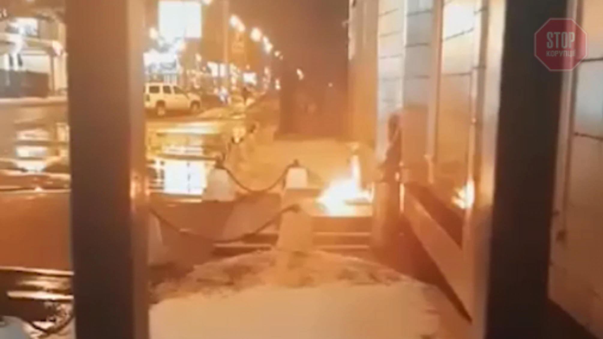У Москві чоловік вирішив підпалити себе (відео)