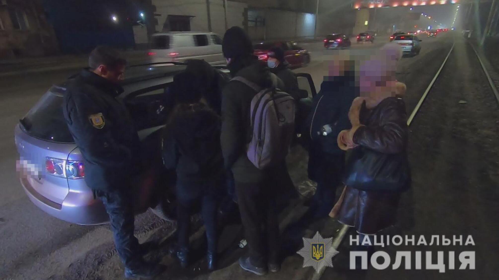 На Одещині поліцейські затримали двох жінок, які під приводом обміну старих грошей на нові обкрадали пенсіонерів