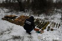 На Луганщині правоохоронці вилучили схрон зброї та боєприпасів