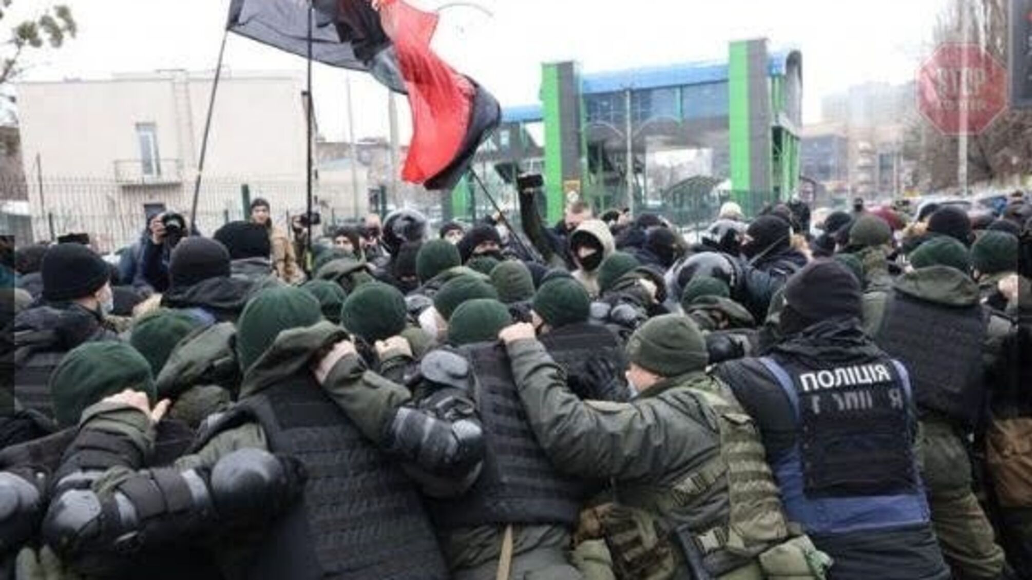В Киеве произошла потасовка под телеканалом 'НАШ' между активистами и полицией, есть задержанные