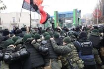 У Києві сталася сутичка під телеканалом “НАШ” між активістами та поліцією, є затримані