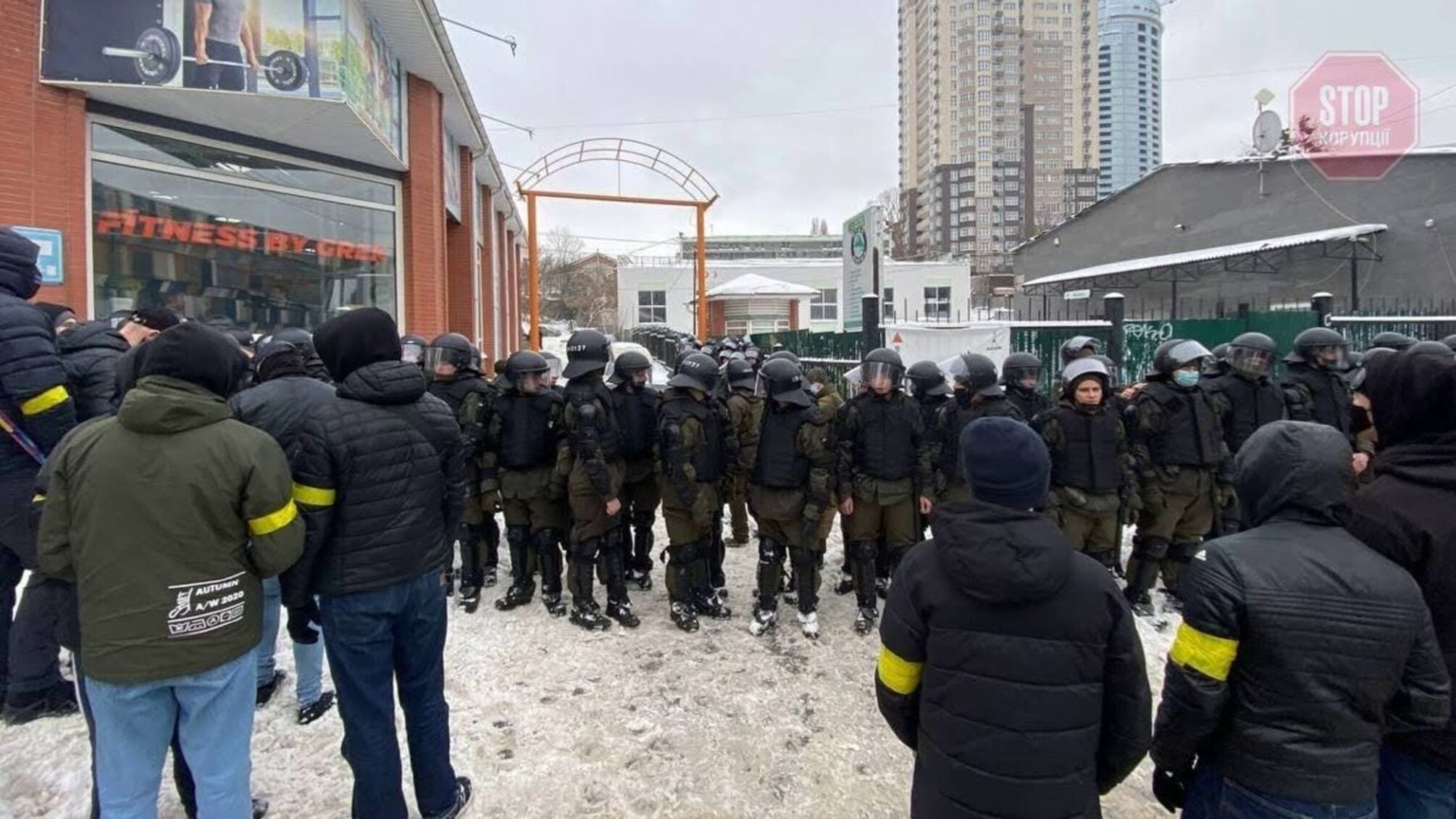 В столице Нацкорпус заблокировал базы титушек Медведчука (видео)