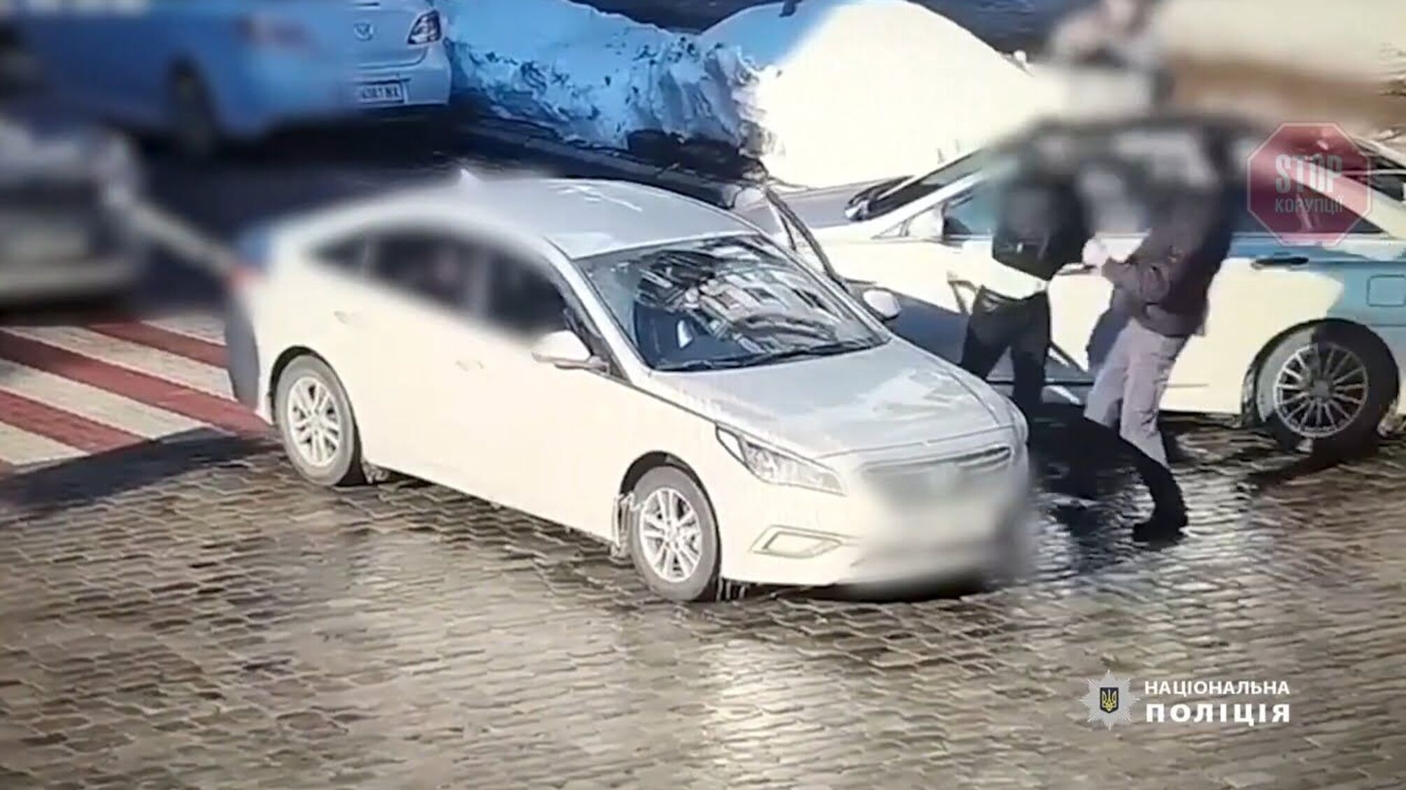 Вбив двома ударами: поліцейські встановлюють обставини смерті чоловіка у центрі столиці (фото, відео)
