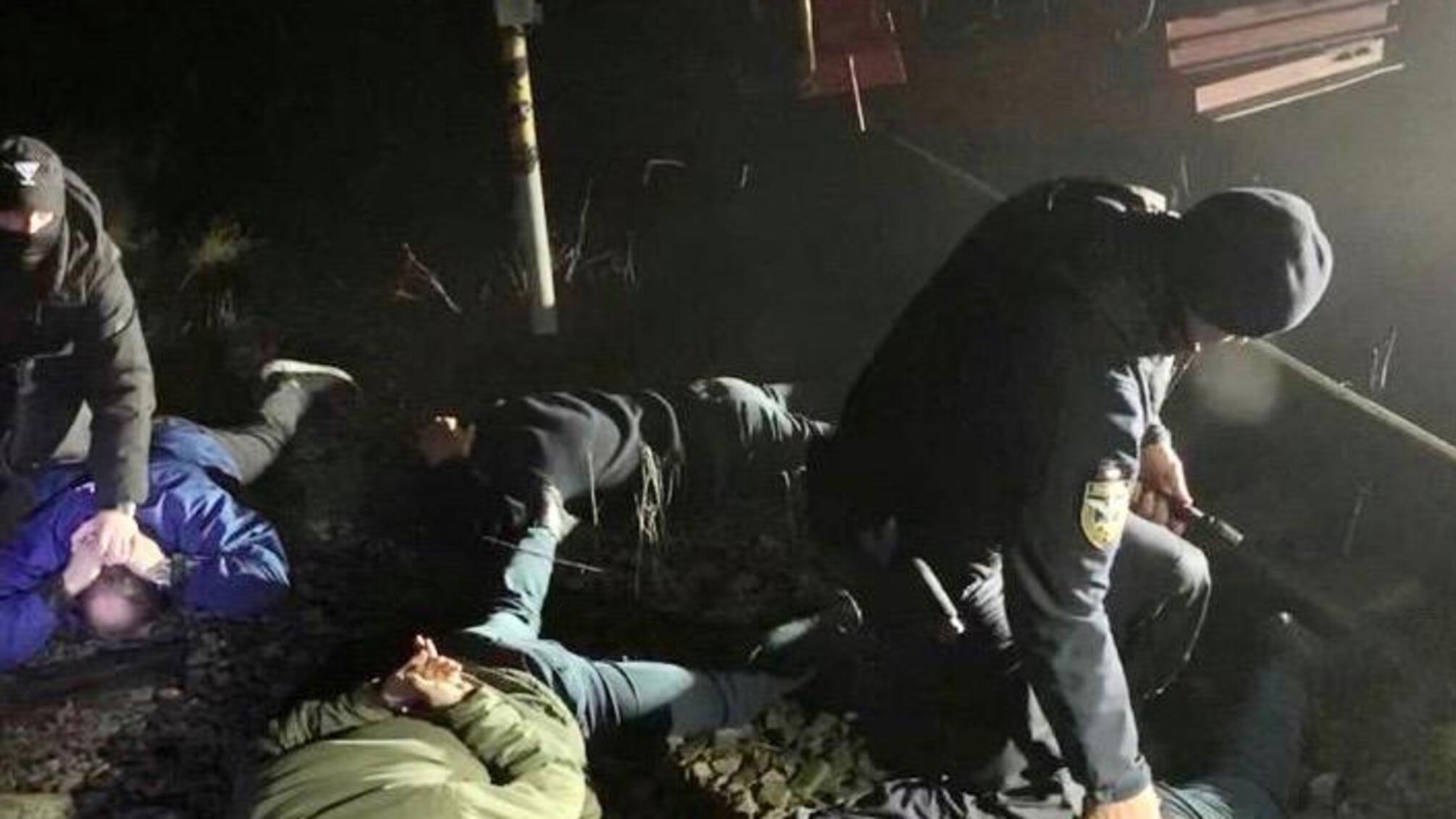 На Закарпатті поліцейські викрили групу зловмисників на масштабній крадіжці дизпалива з держпідприємства