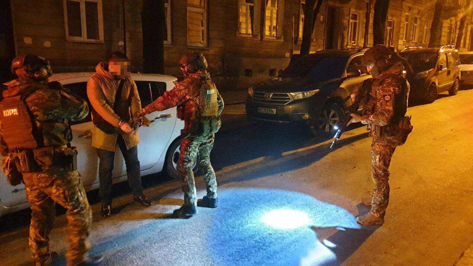 У Львові правоохоронці повідомили трьом зловмисникам про підозру у вчиненні розбійного нападу