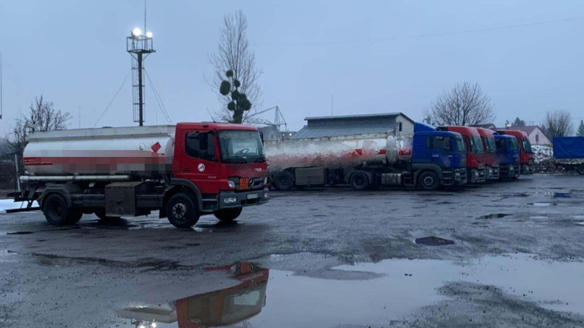 Поліцейські Закарпаття викрили групу зловмисників на масштабному збуті контрафактного пального