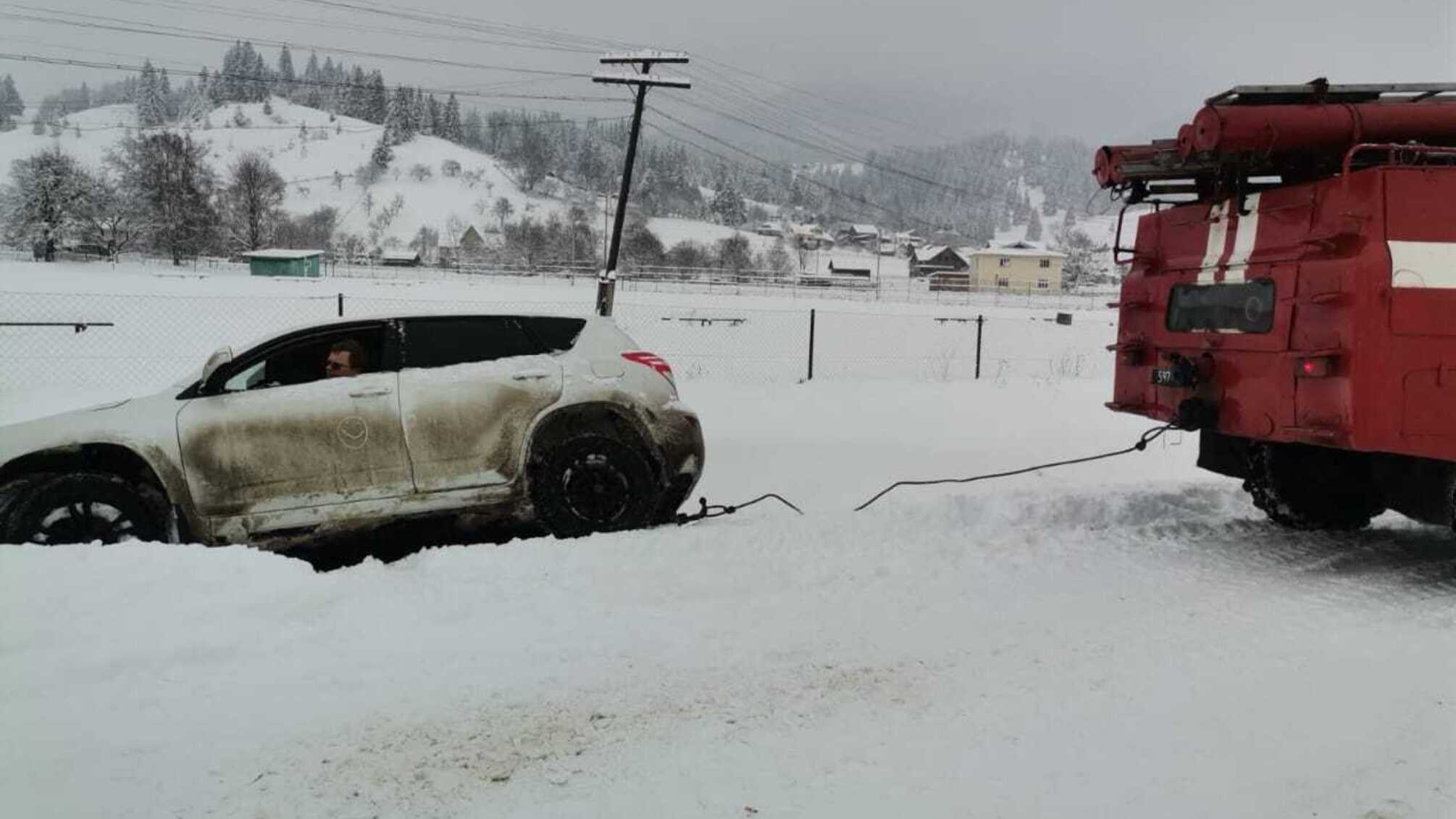 Івано-Франківська область: рятувальники продовжують надавати допомогу на автошляхах області