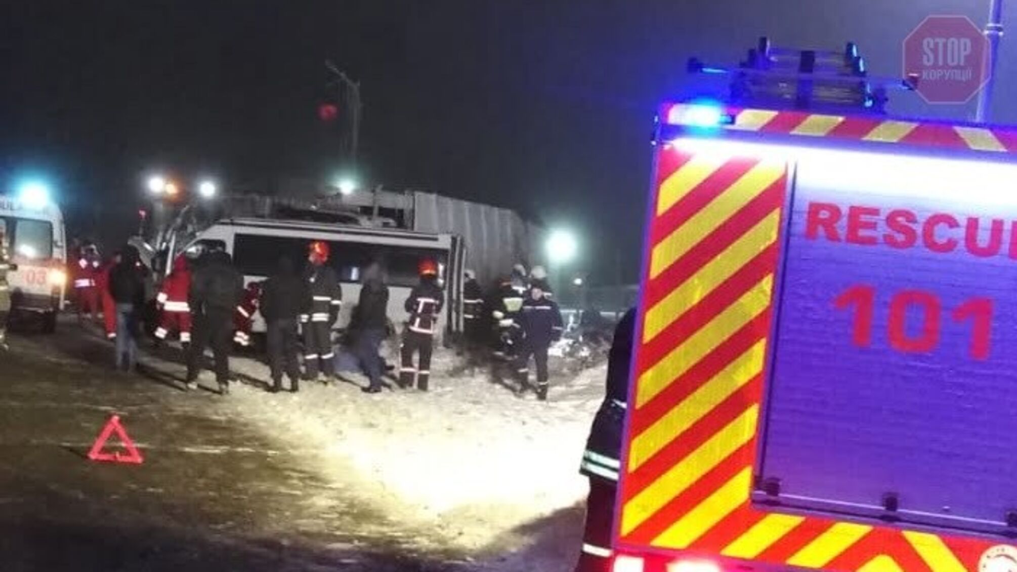 Микроавтобус и мусоровоз столкнулись в Ивано-Франковской области, два человека погибли (фото)