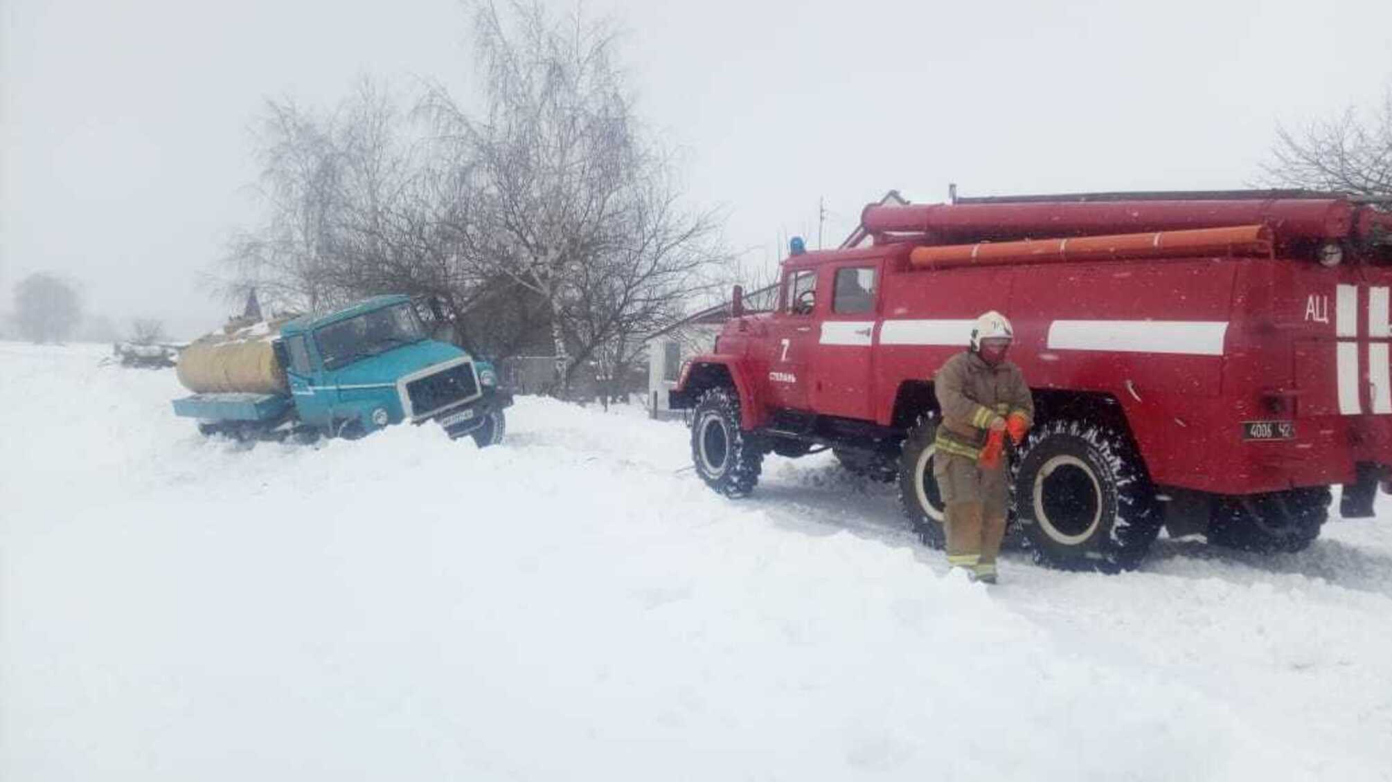 Рівненська область: рятувальники вивільнили зі снігового замету молоковоз