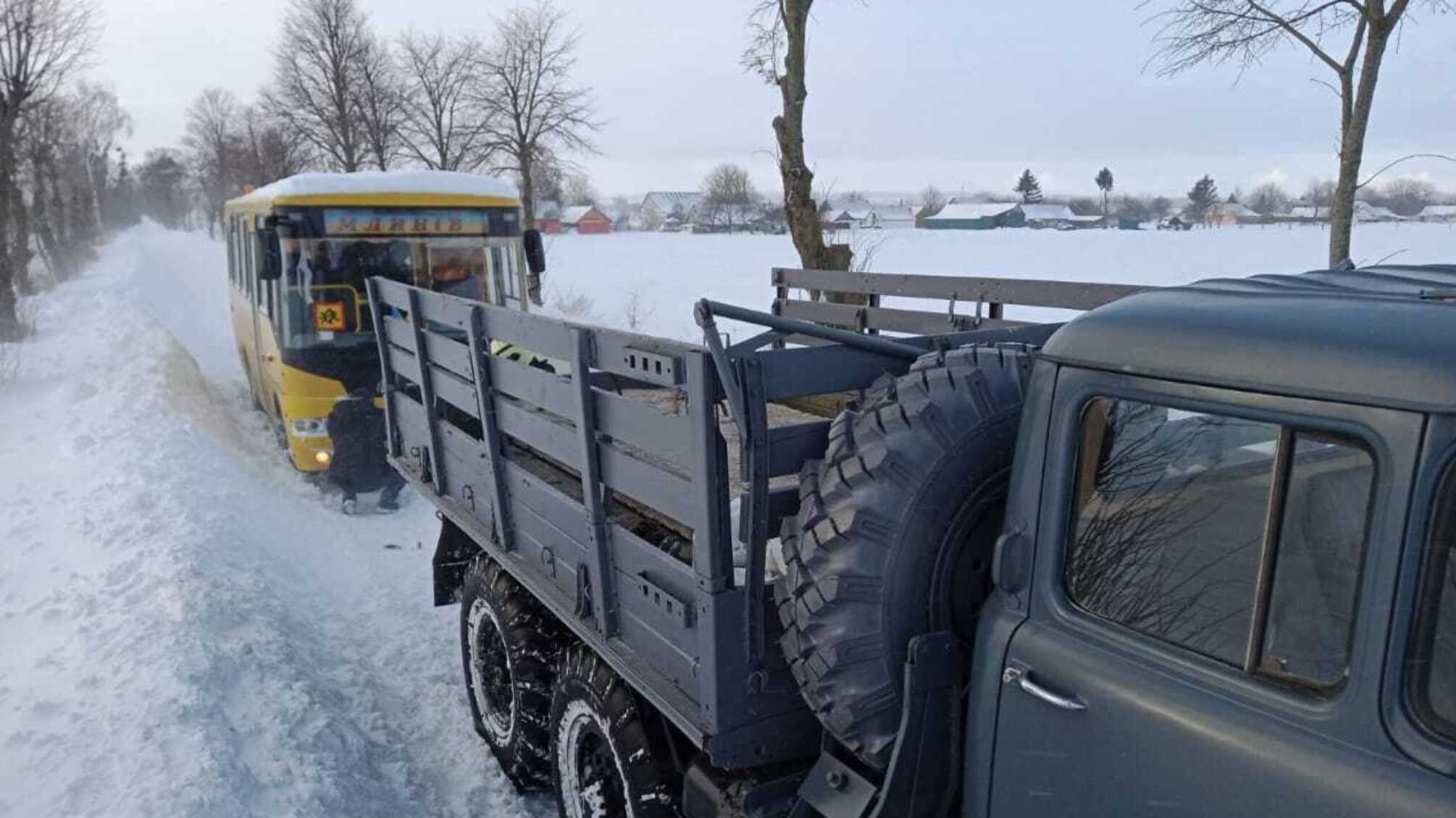 Рівненська область: рятувальники відбуксирували зі снігового замету шкільний автобус, що віз дітей на навчання