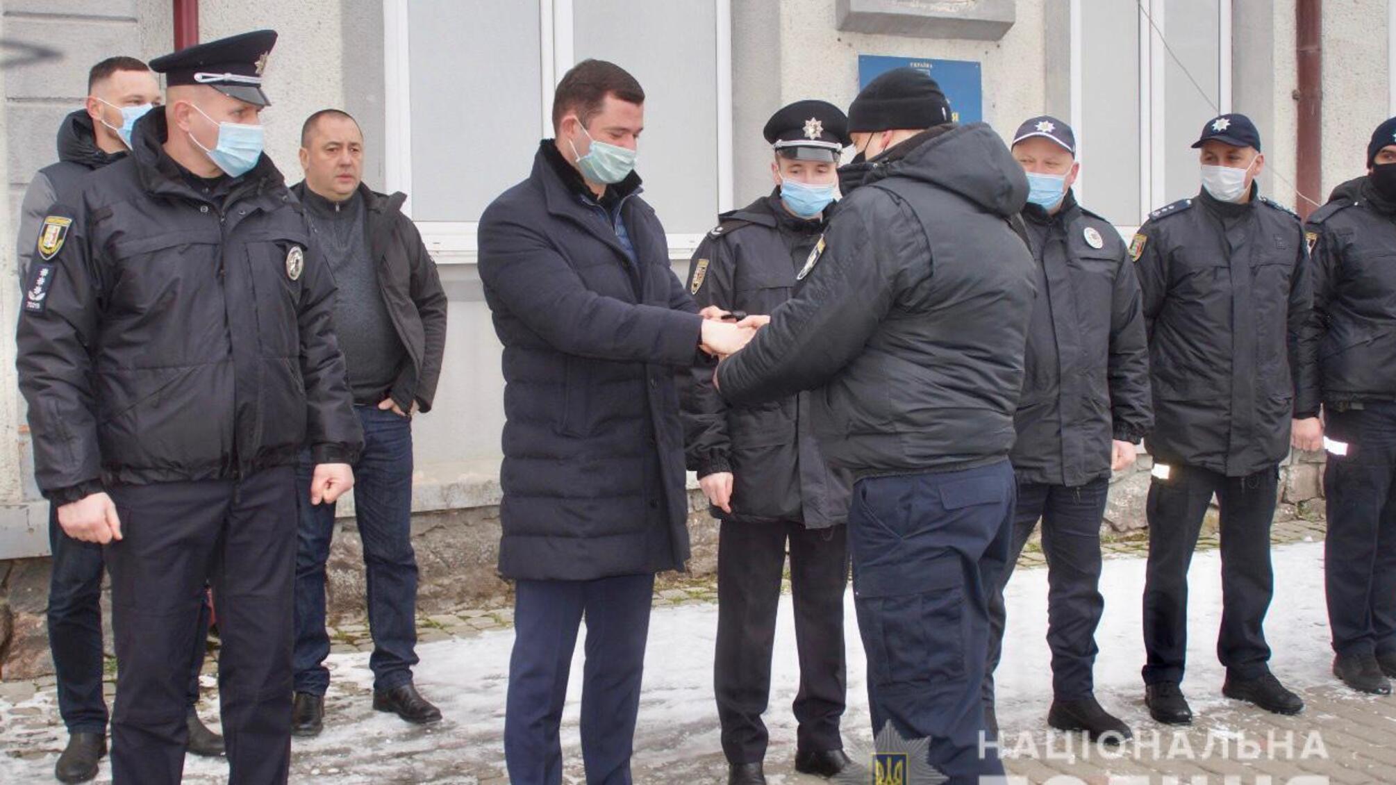 У Мукачеві поліцейським офіцерам громади вручили нові автомобілі