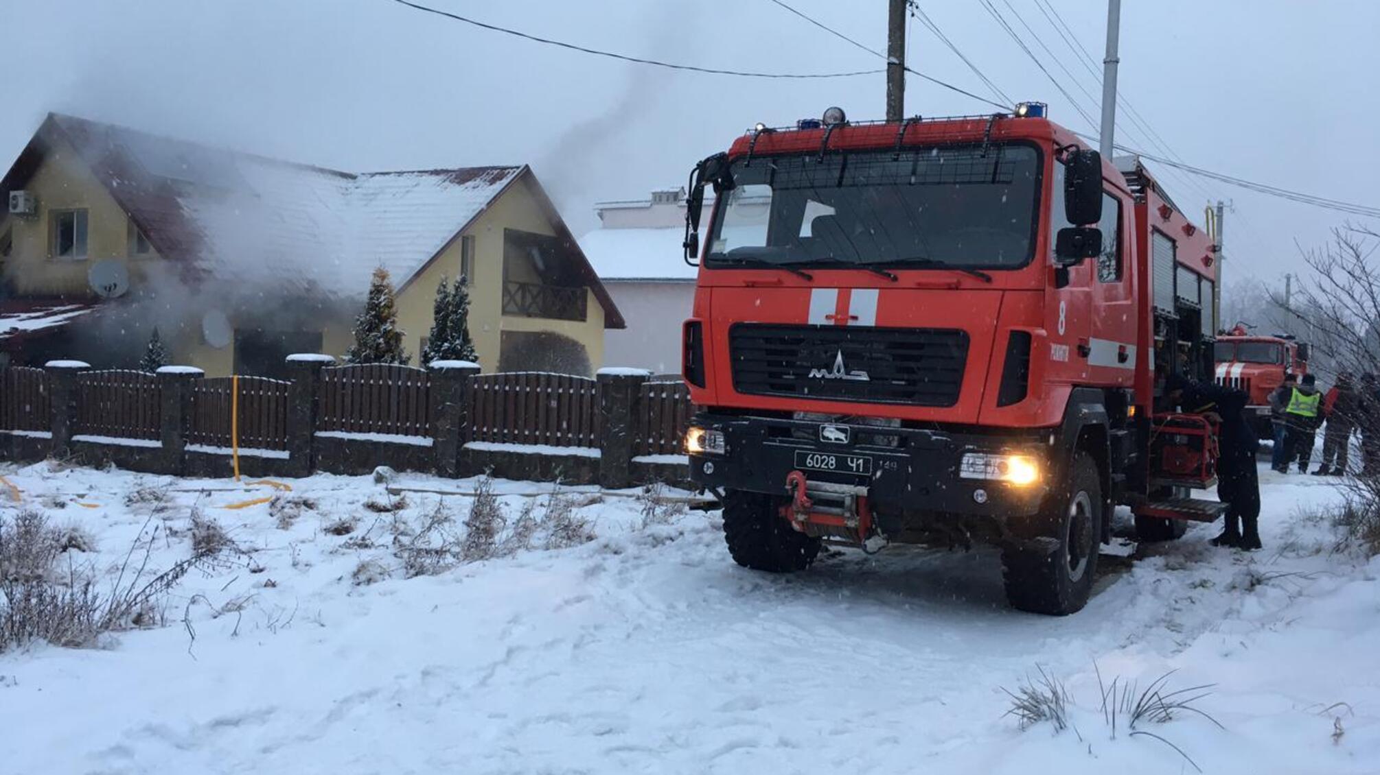 Івано-Франківська область: рятувальники ліквідували пожежу житлового будинку та автомобільного гаражу