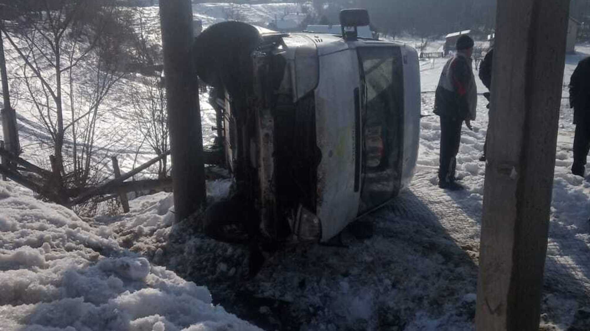 Івано-Франківська область: верховинські рятувальники надавали допомогу водієві автомобіля, який з’їхав в кювет та перекинувся