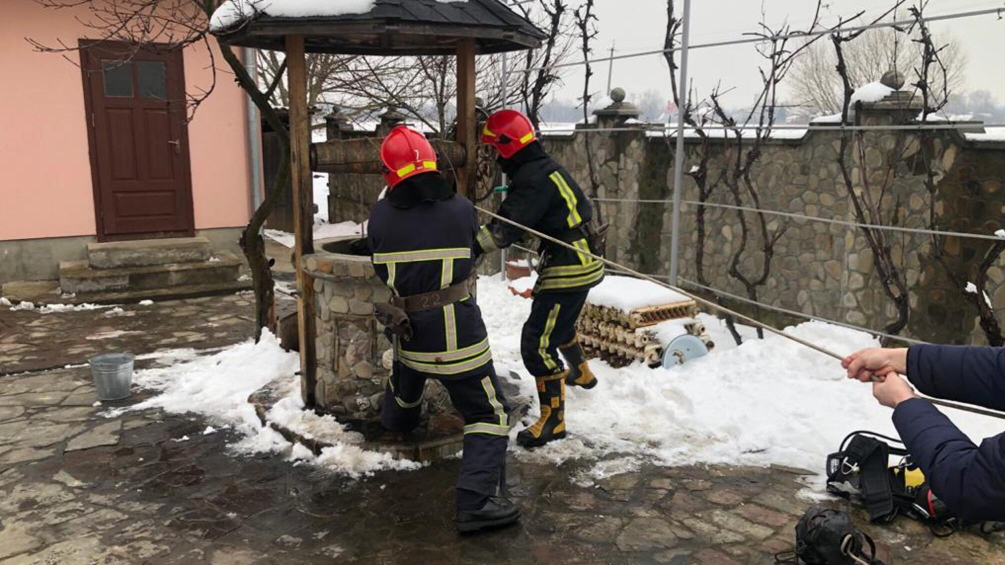 Івано-Франківська область: коломийські рятувальники вилучили з колодязя тіло чоловіка