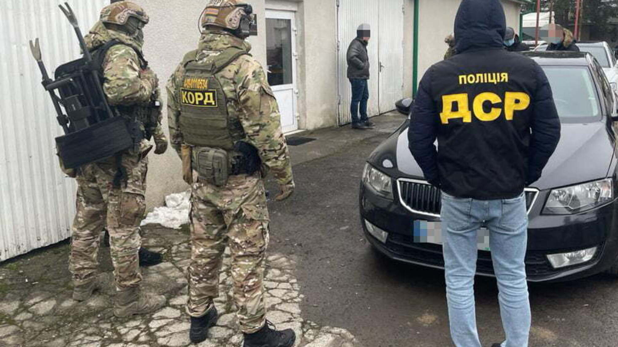 Понад 2 мільйони гривень збитків на розмитненні автомобілів – вісьмом інспекторам митниці на Закарпатті повідомили про підозру