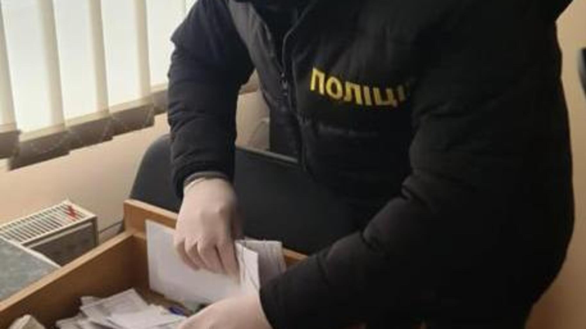 На Закарпатті поліція затримала на хабарі начальника сервісного пункту філії Укрінтеравтосервісу