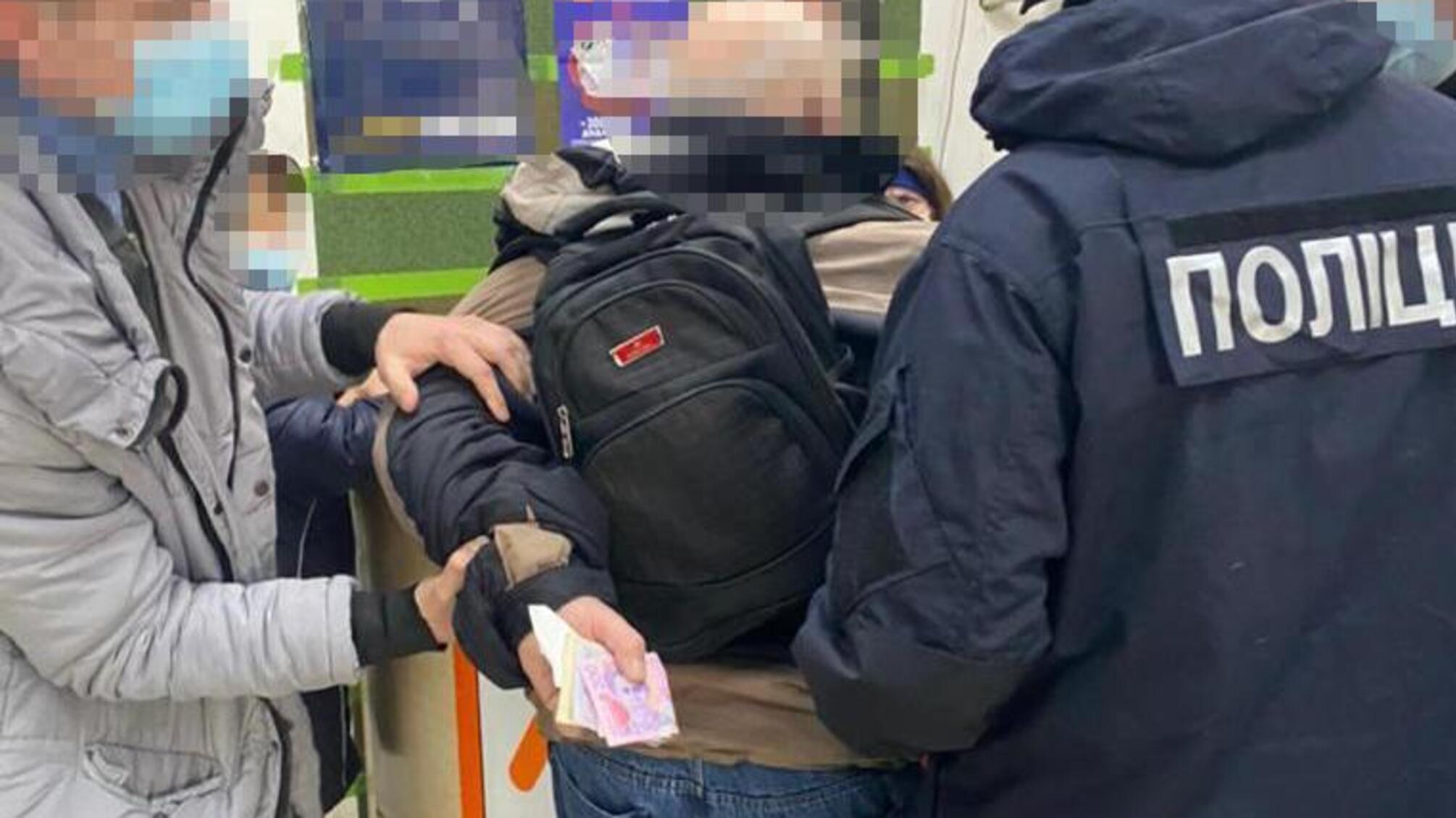 4000 доларів США за незаконний експорт тютюну до країн ЄС: поліція Закарпаття затримала митника