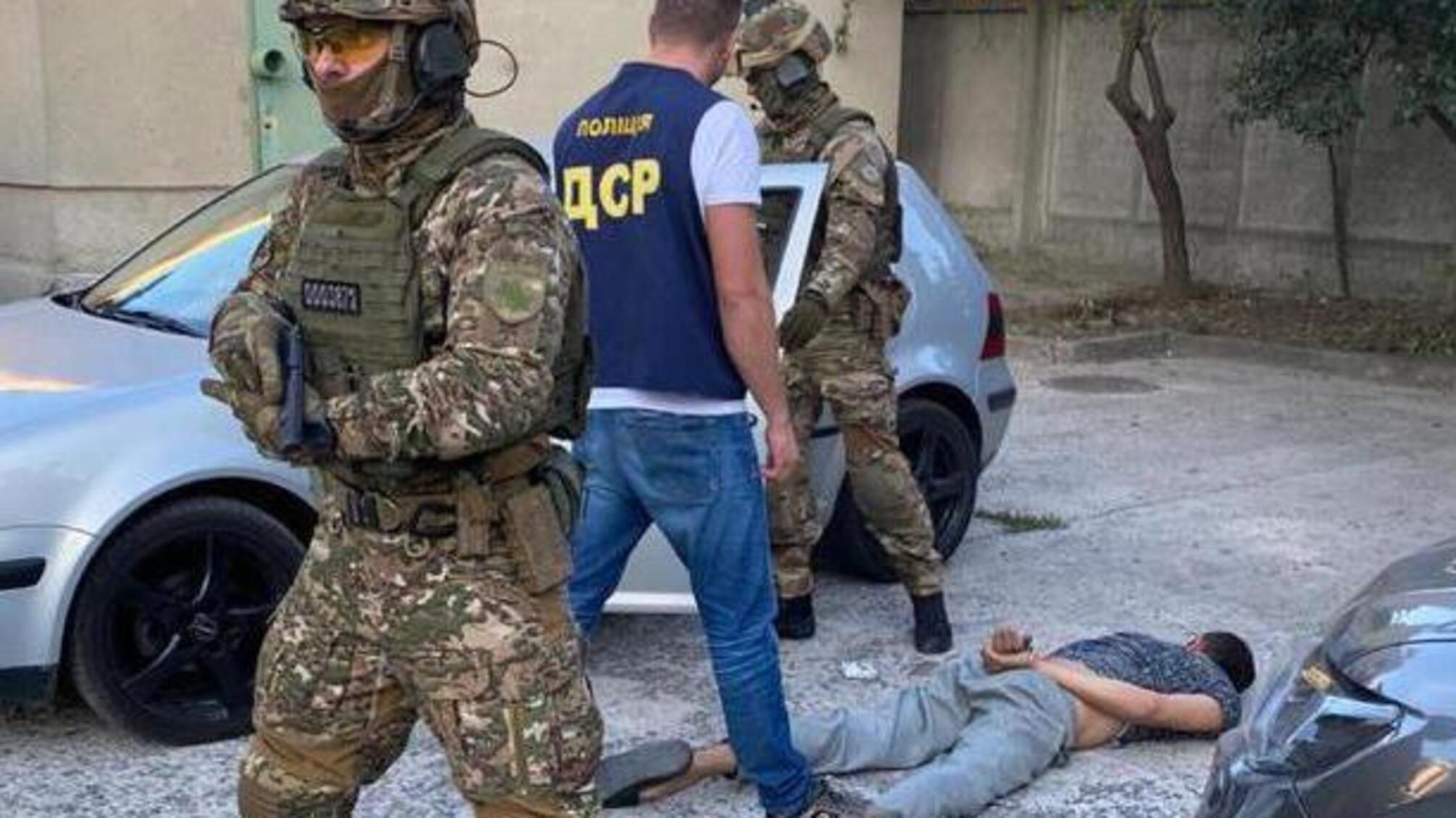 У Харкові поліція звершила розслідування щодо групи осіб, які вимагали у пластичного хірурга 100 тисяч доларів США