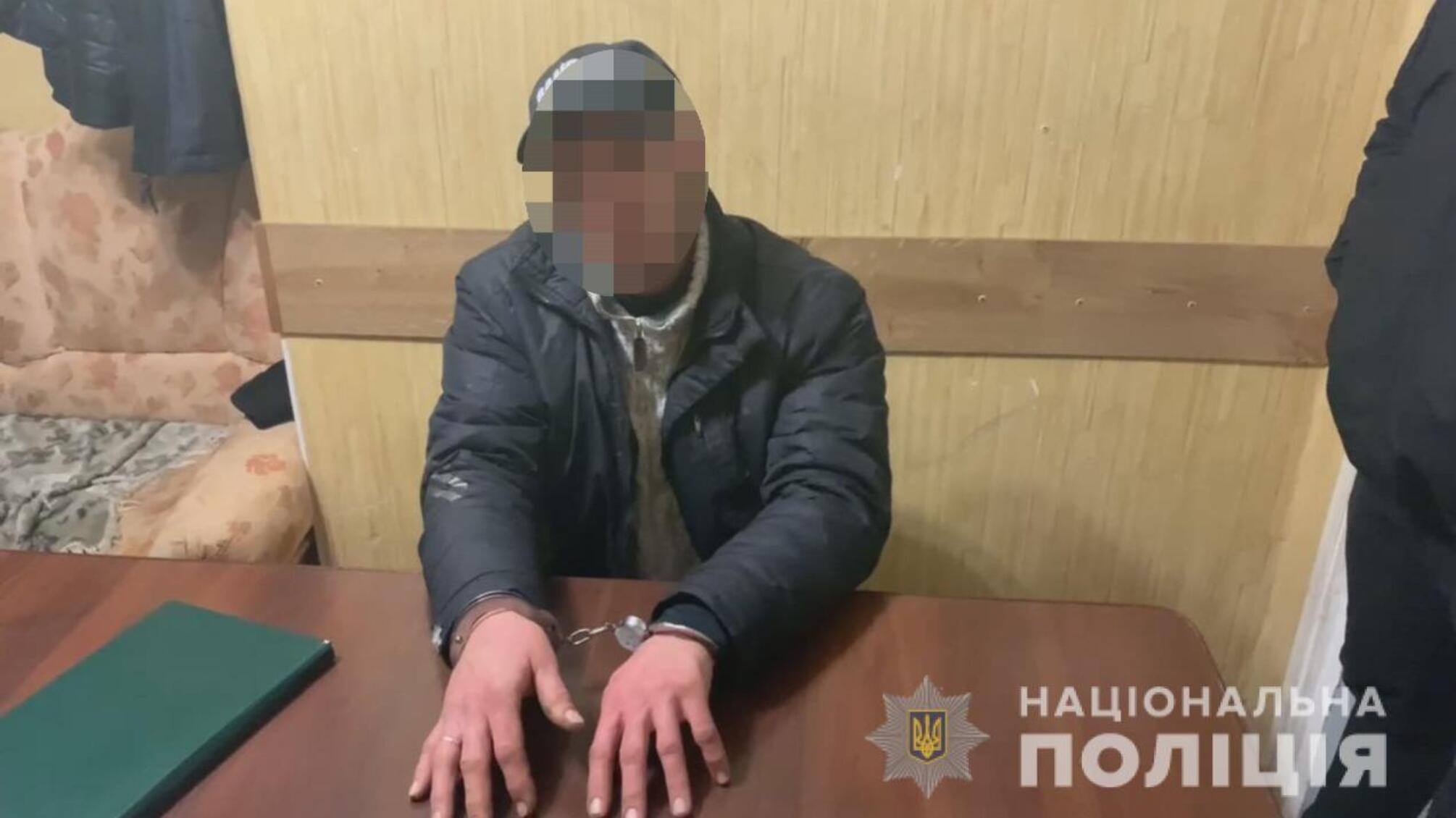 В Одесі правоохоронці затримали 48-річного чоловіка за підозрою у систематичному ґвалтуванні дружини та двох доньок