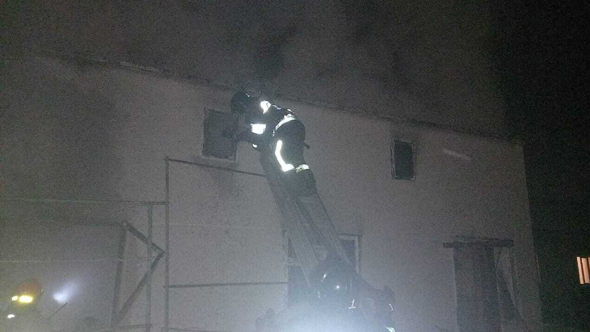 Івано-Франківська область: рятувальники ліквідували пожежу будівлі в Івано-Франківську