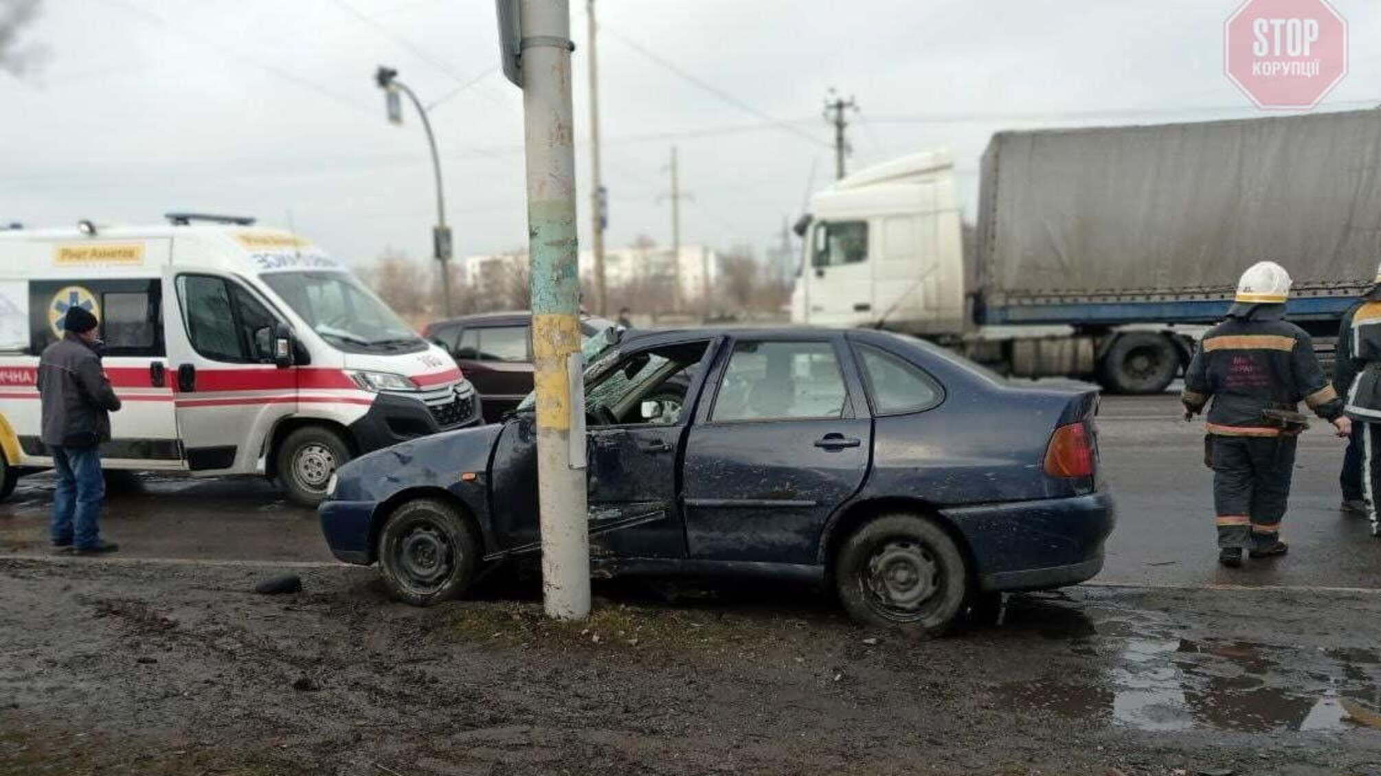 Під Дніпром легковик задавив пішоходів, є загиблі (фото)